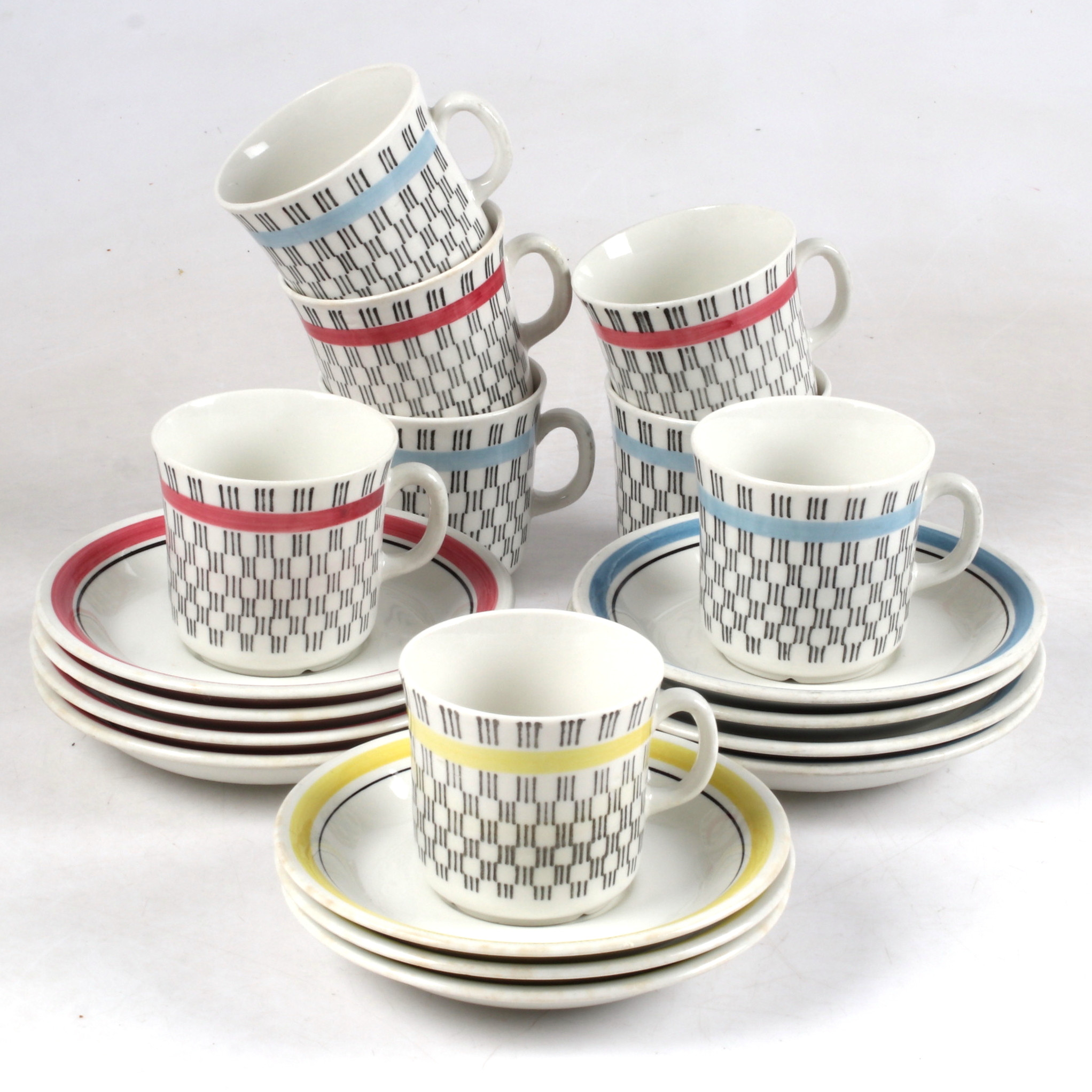 HELMER RINGSTRÖM. Kaffekoppar med fat, 19 delar, "Gavott", Upsala-Ekeby.