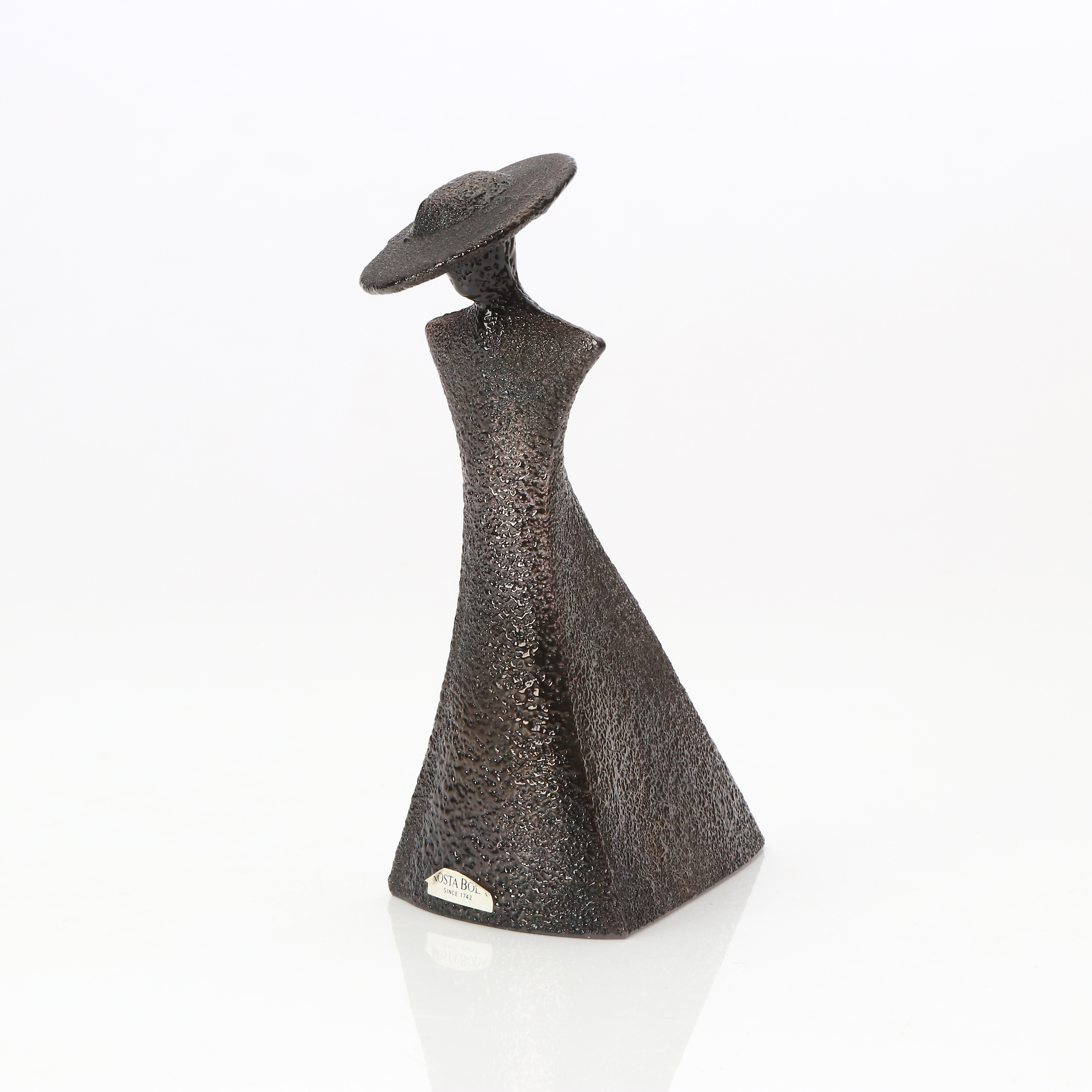 KJELL ENGMAN. SKULPTUR. Konstglas. Kosta Boda. Figur i hatt. Osignerad, etikettmärkt.