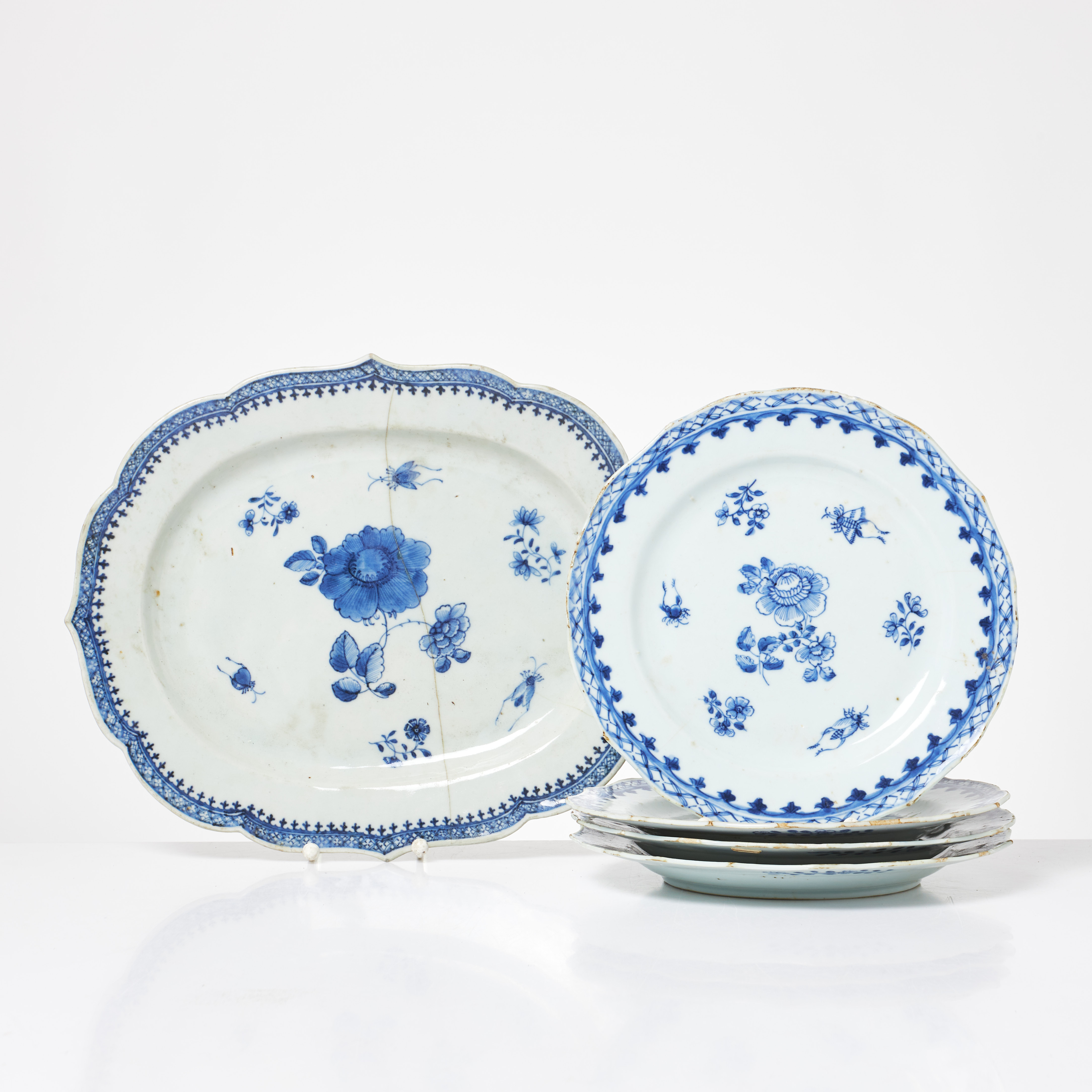 FAT samt TALLRIKAR. 5 delar, Kina, porslin, underglasyrblått, strödda blommor fjärilar, konturerat brätte, Qianlong (1736-1795).