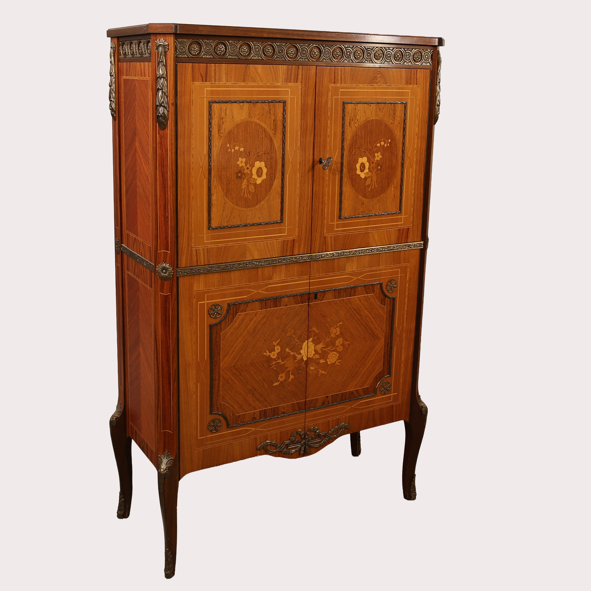 BARSKÅP, Gustaviansk stil, faner av olika träslag med intarsia, 1900-tal.