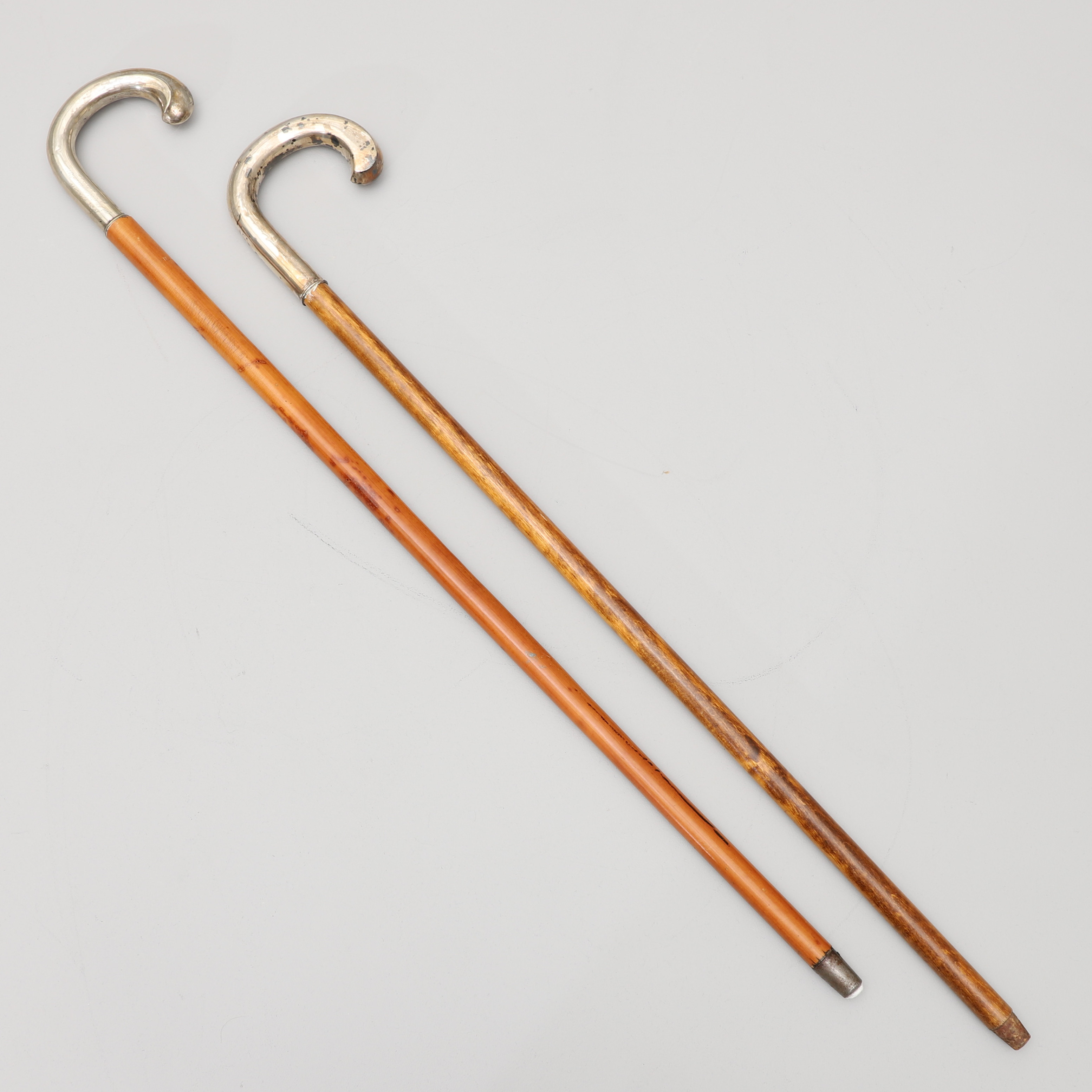 KÄPPAR MED SILVERKRYCKA. Svensk samt utländsk stämpel.