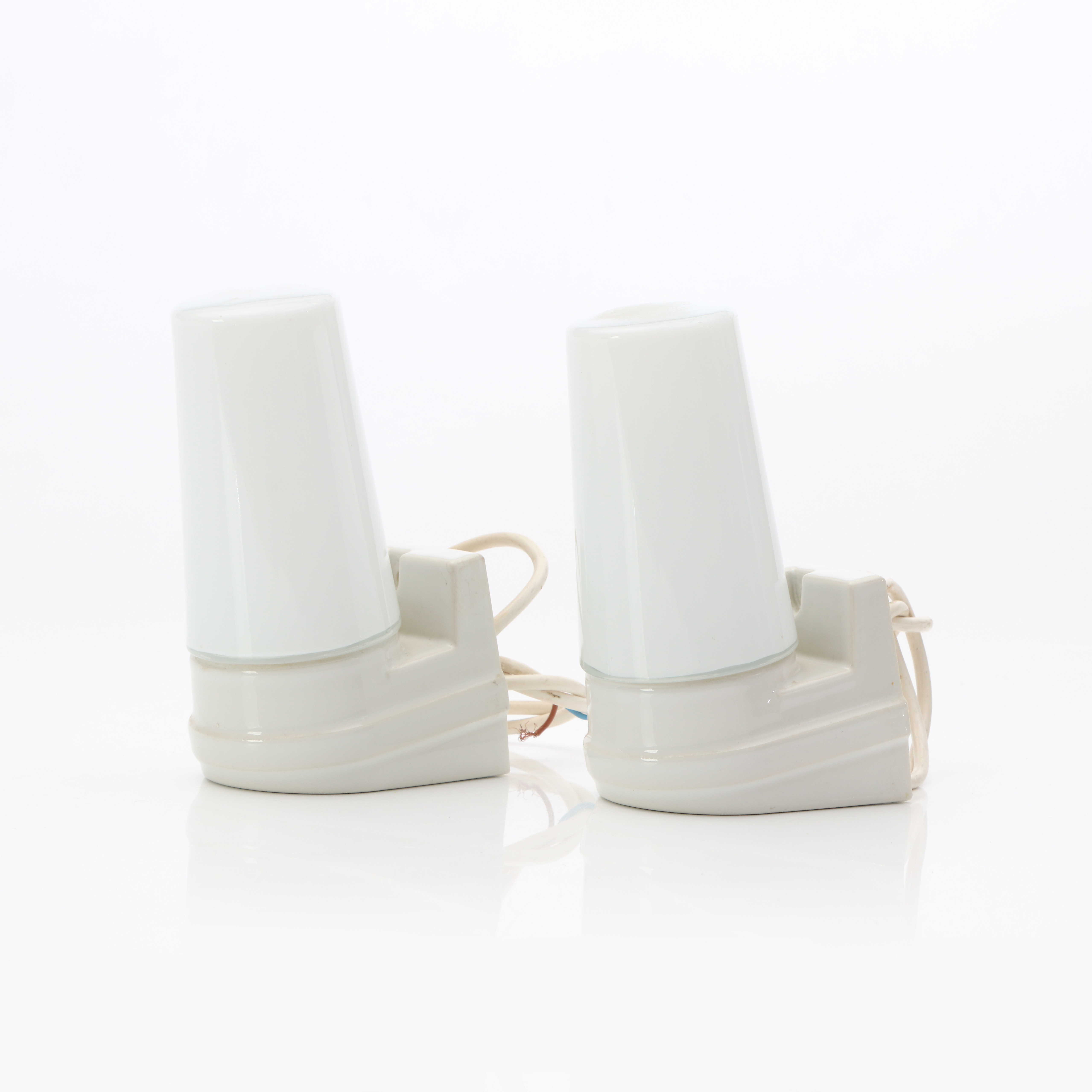 SIGVARD BERNADOTTE. VÄGGLAMPOR, ETT PAR. Keramik och glas. 1900-tal.