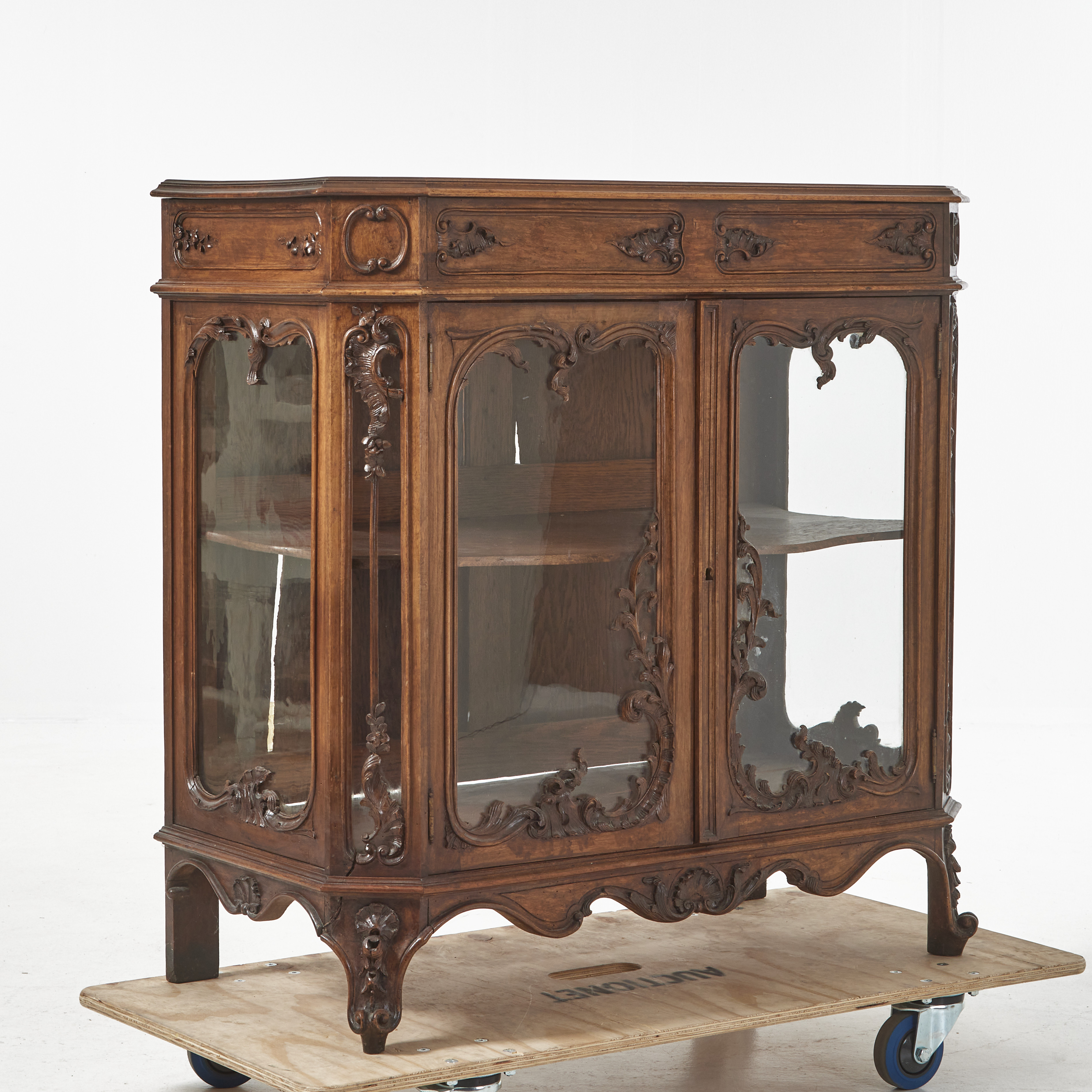 MONTERSKÅP, 1800-talets slut, nyrokoko, valnöt, skuren dekor, invändigt med hylla.