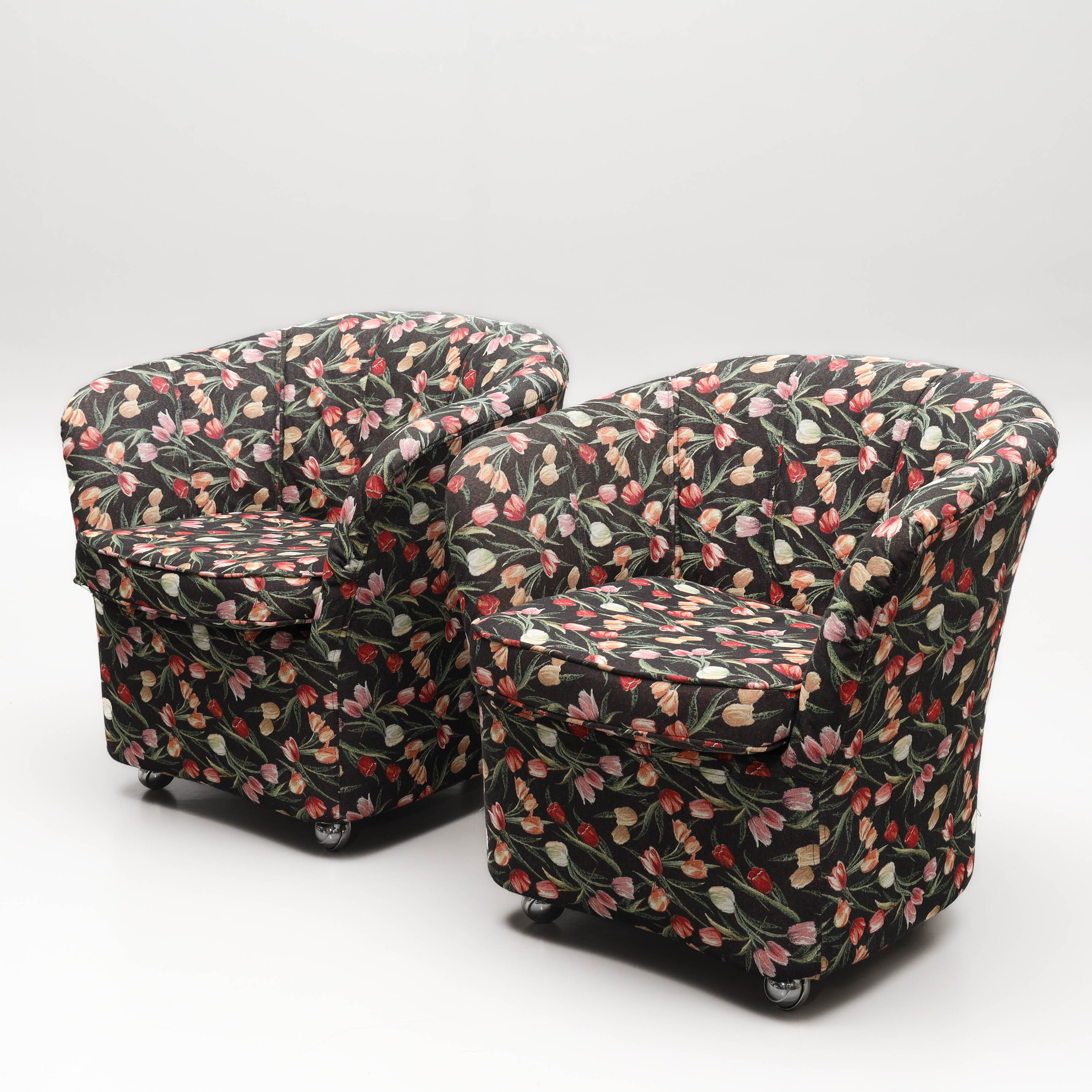 KENNETH BERGENBLAD. Dux fåtöljer, ett par, klädd i vävd texil, på hjul, 1900-talets senare hälft.