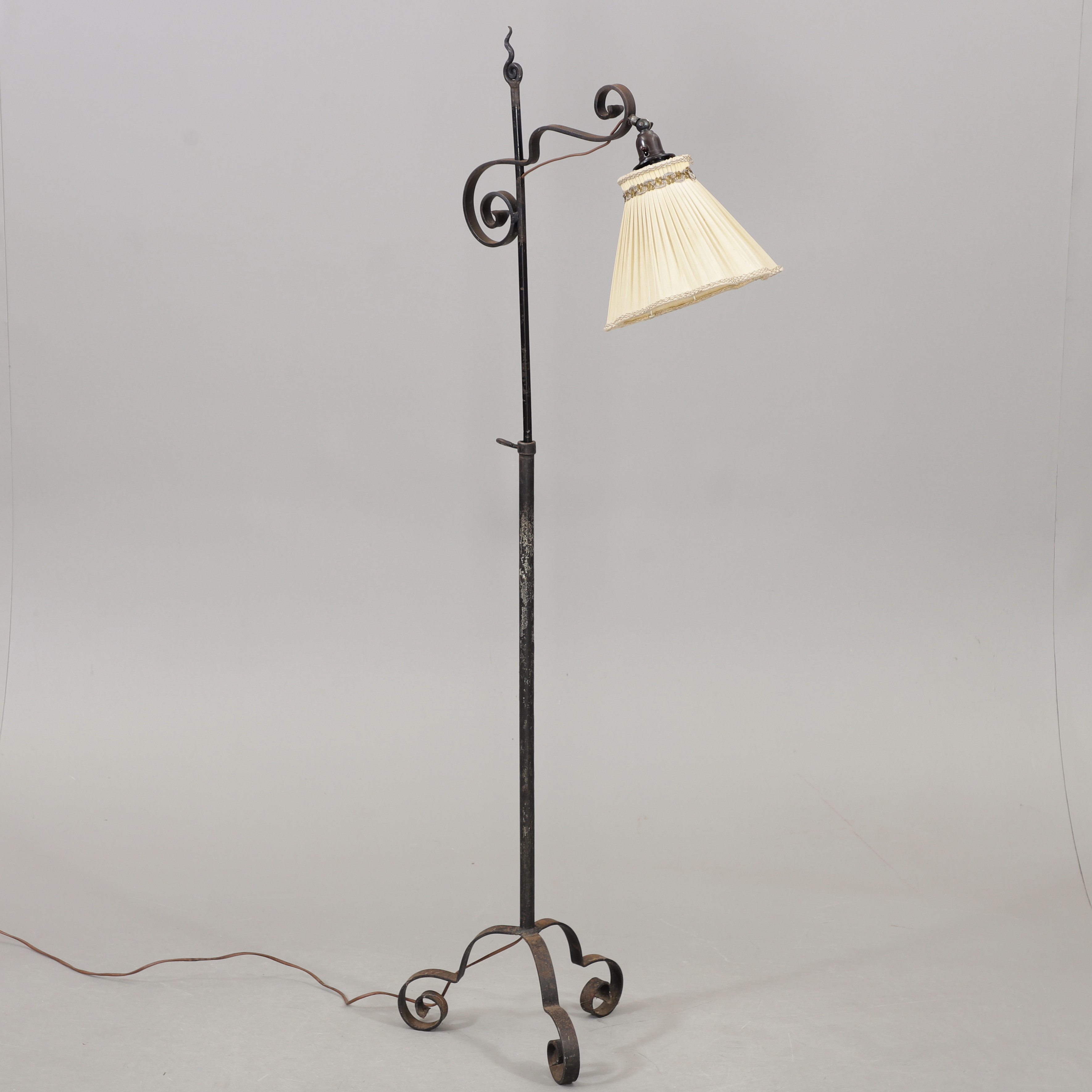 GOLVLAMPA, smide, 1900-talets första hälft.