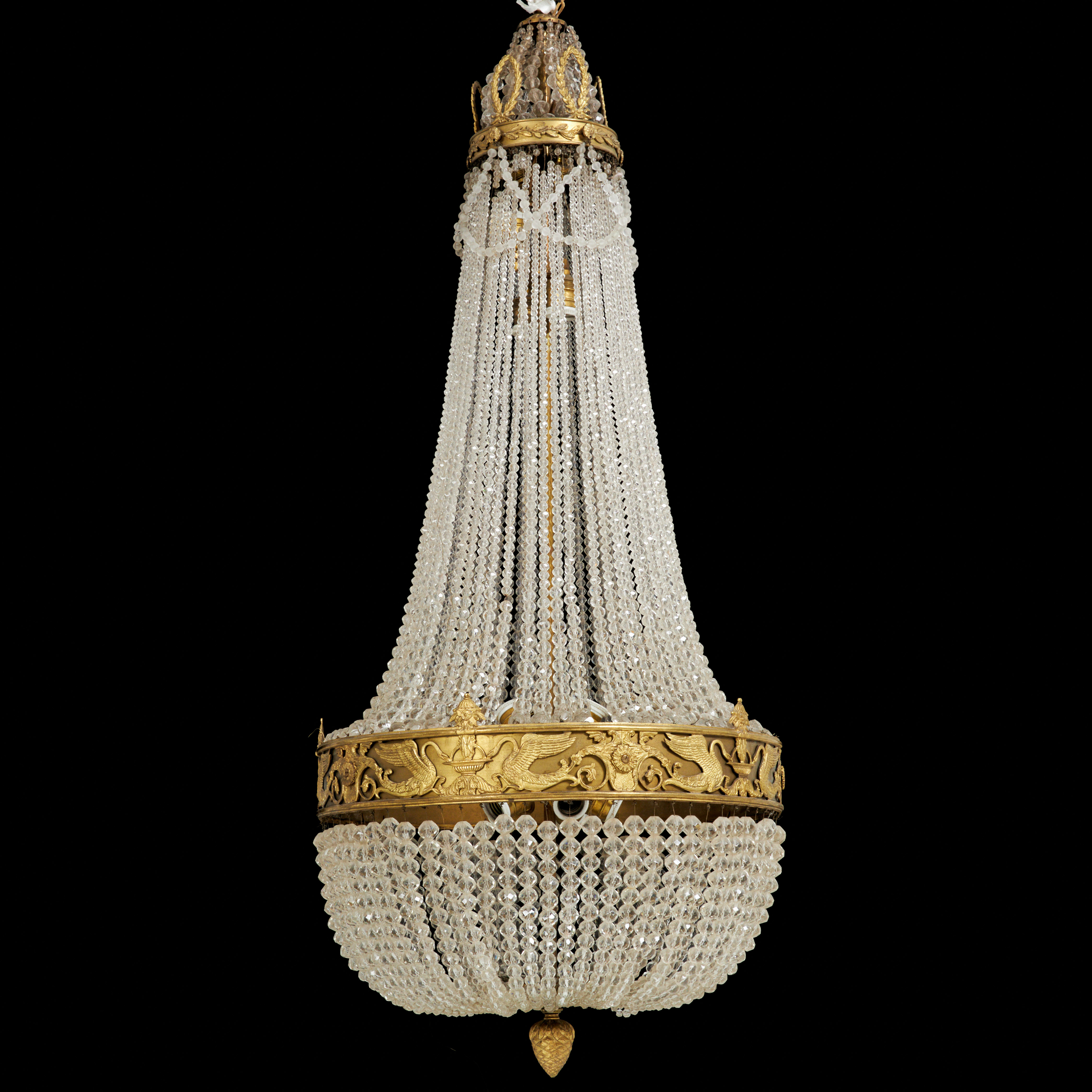 LJUSKRONA, La Belle Epoque, Frankrike, sekelskiftet 18/1900, invändigt med 14 ljuspunkter, stomme i brons, behängd med doserade prismor, bred kronring med dekor i form av svanar, blommor och blad, krönet med dekor av lagerkransar, avslut med pinjekotte.