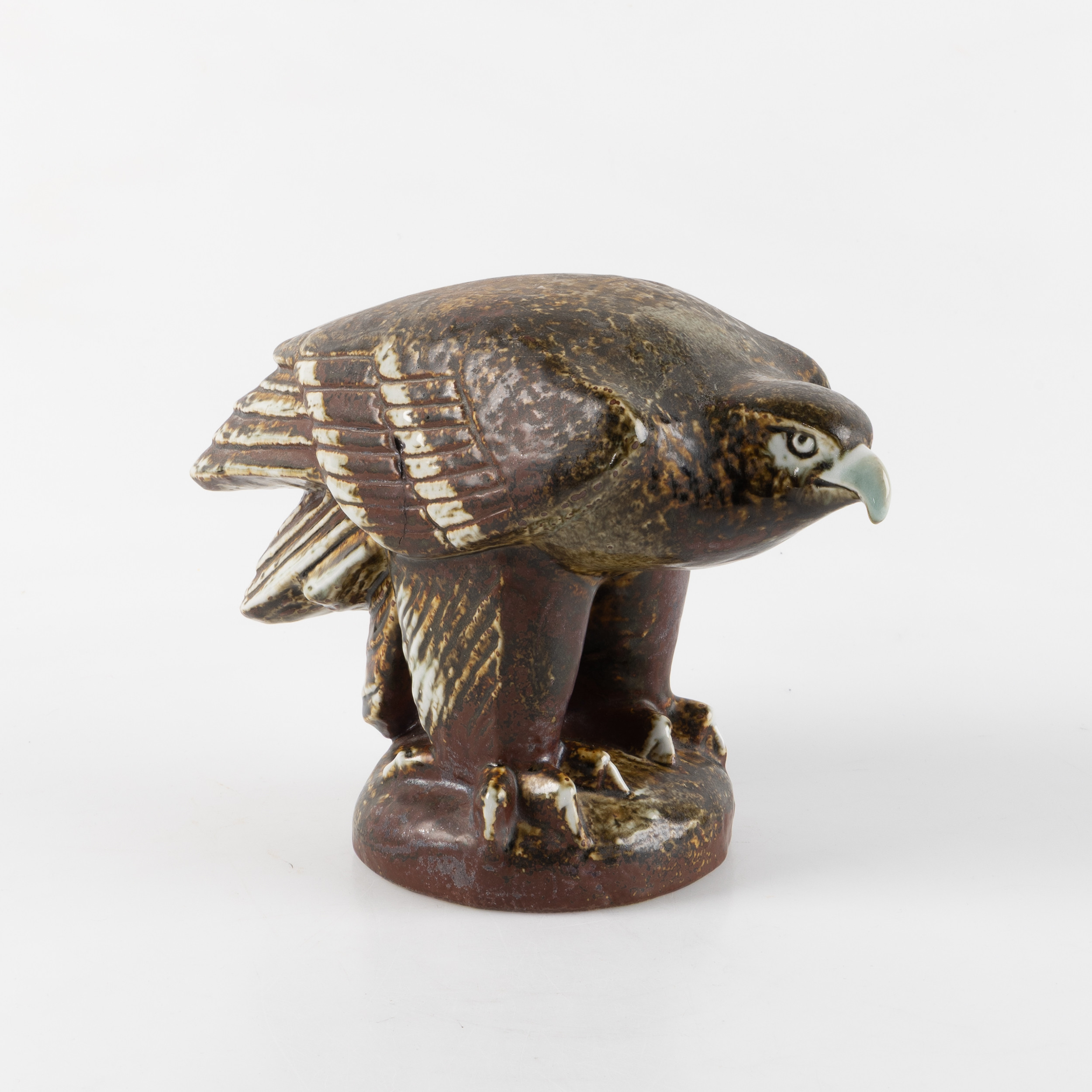 LISA LARSON. Figurin, Gustavsberg, i form av kungsörn för WWF, stengods.