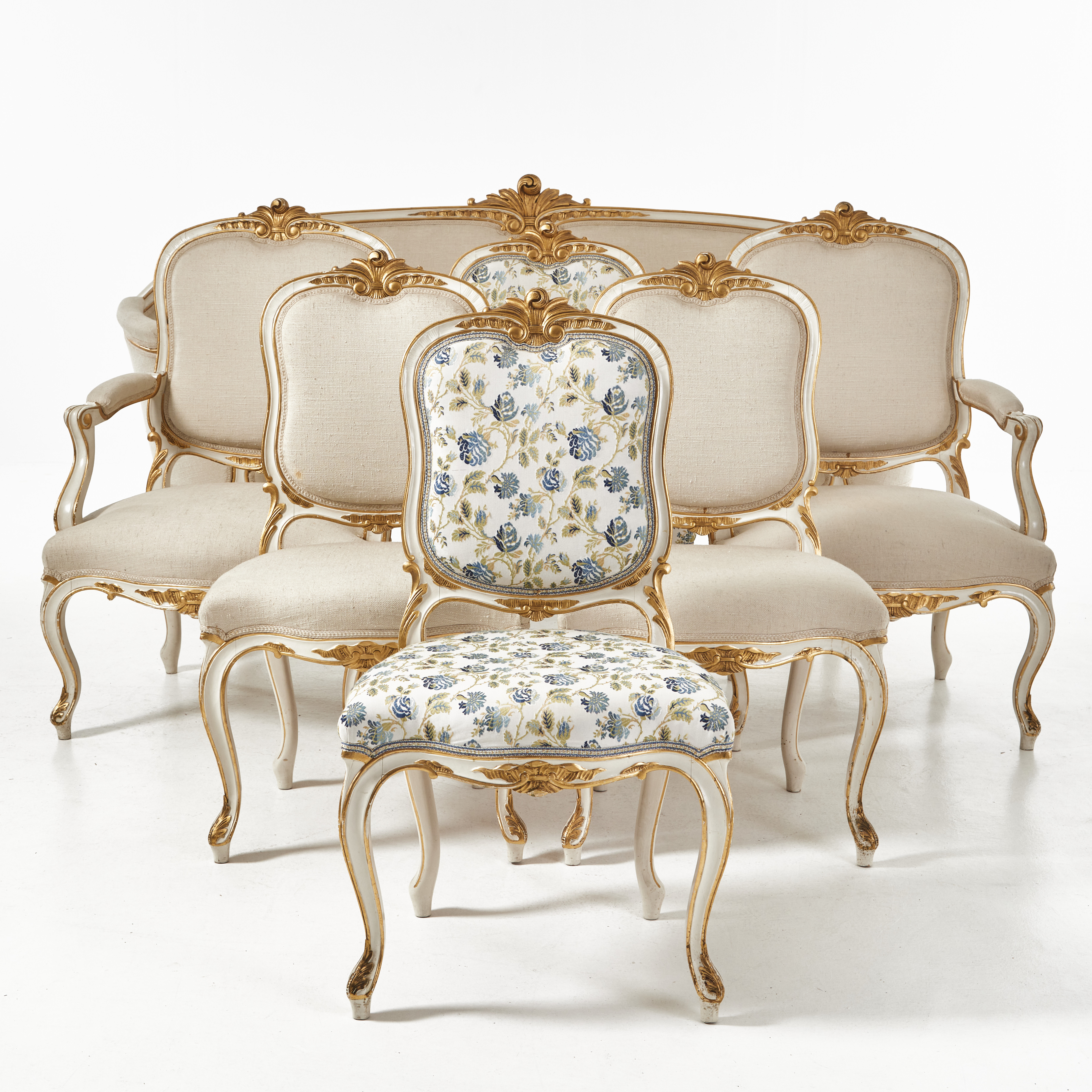 SALONGSGRUPP, 7 dlr., rokokostil, 1900-talets första hälft, vitmålad med bronserad samt skuren dekor.