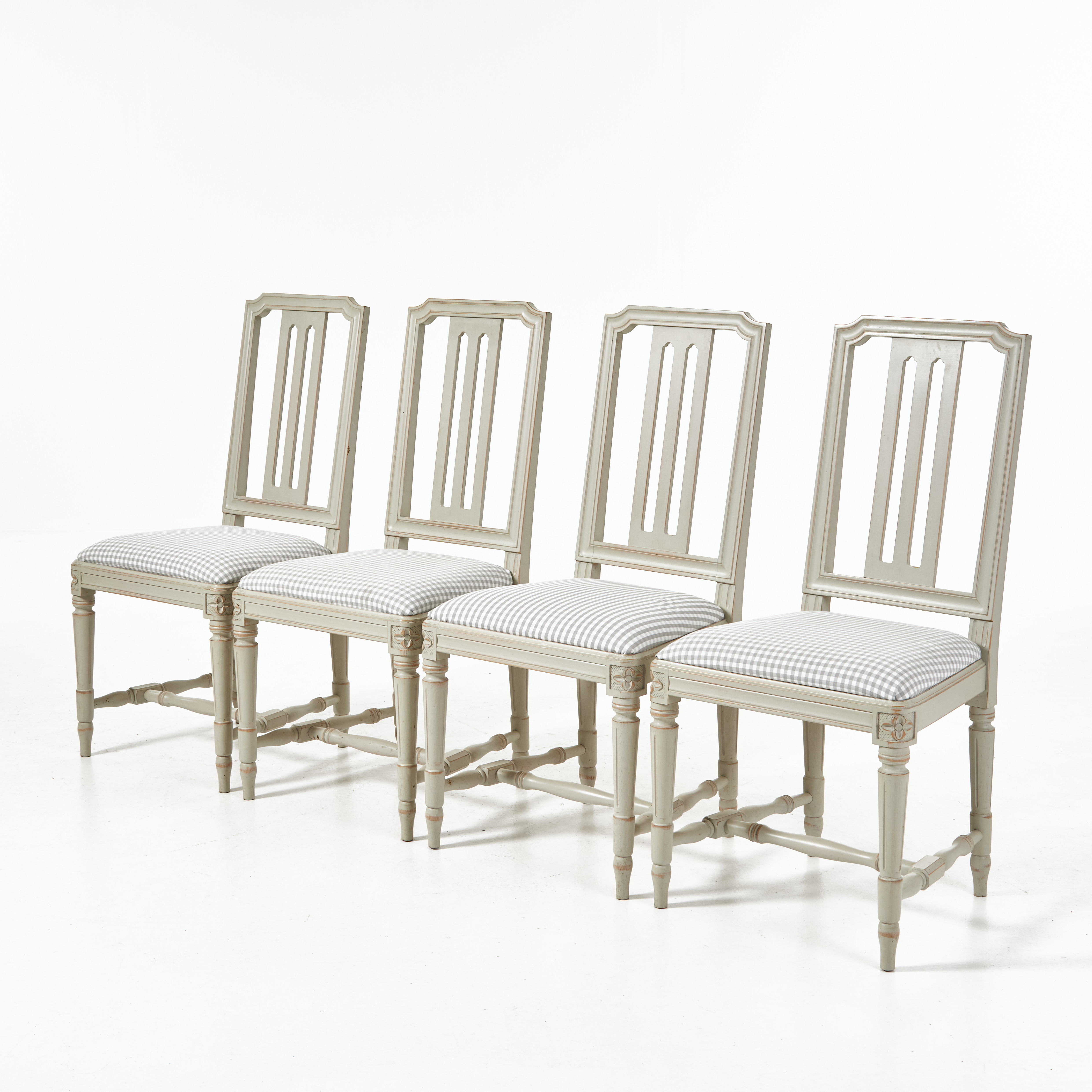 STOLAR, 4 st, 1900-talets andra hälft, gustaviansk stil, skuren dekor.