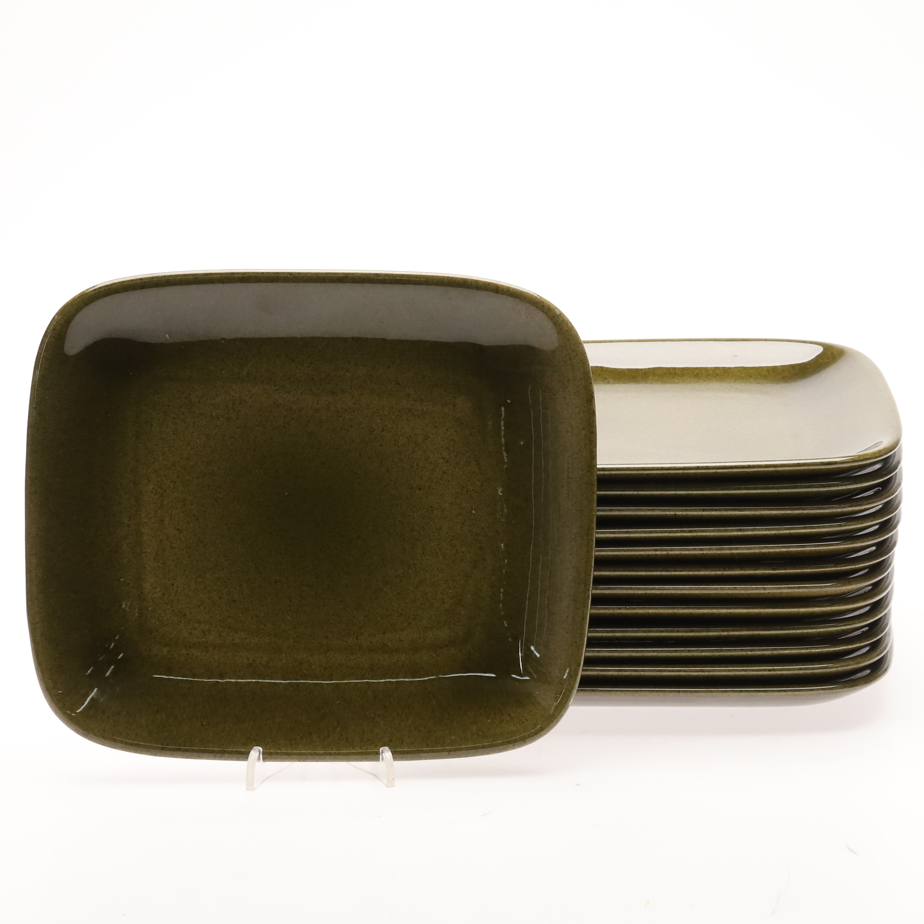 TALLRIKAR. 13 st. Grönglaserad keramik, märkta 542 Sweden.