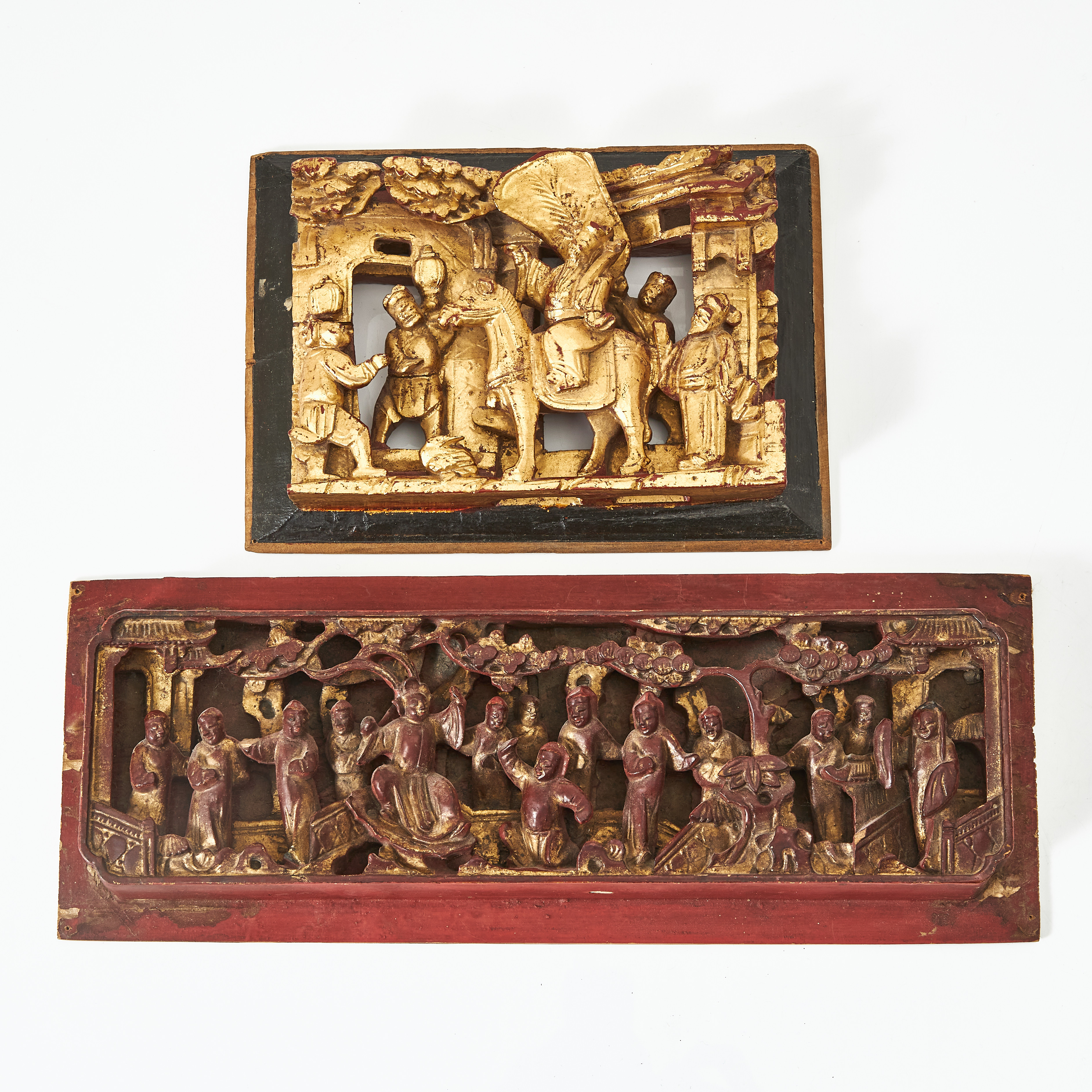 RELIEFER, 2 st., trä, Kina, 1900-talets första hälft, rikt skuren dekor av figurscener, bemålade och förgyllda.