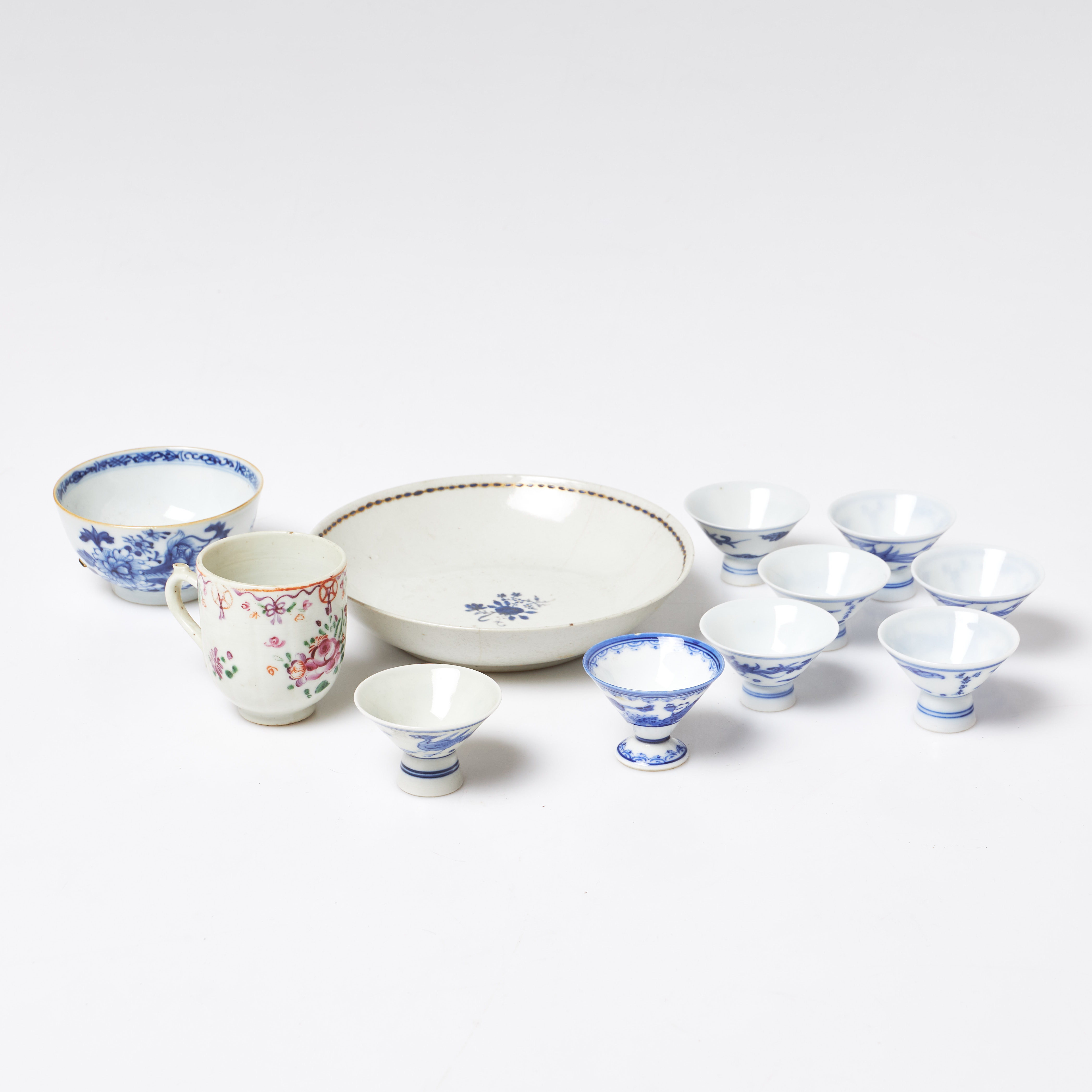 SKÅLFAT, KOPPAR. 11 delar, porslin, underglasyrblått, famille rose, 17-1900 tal.