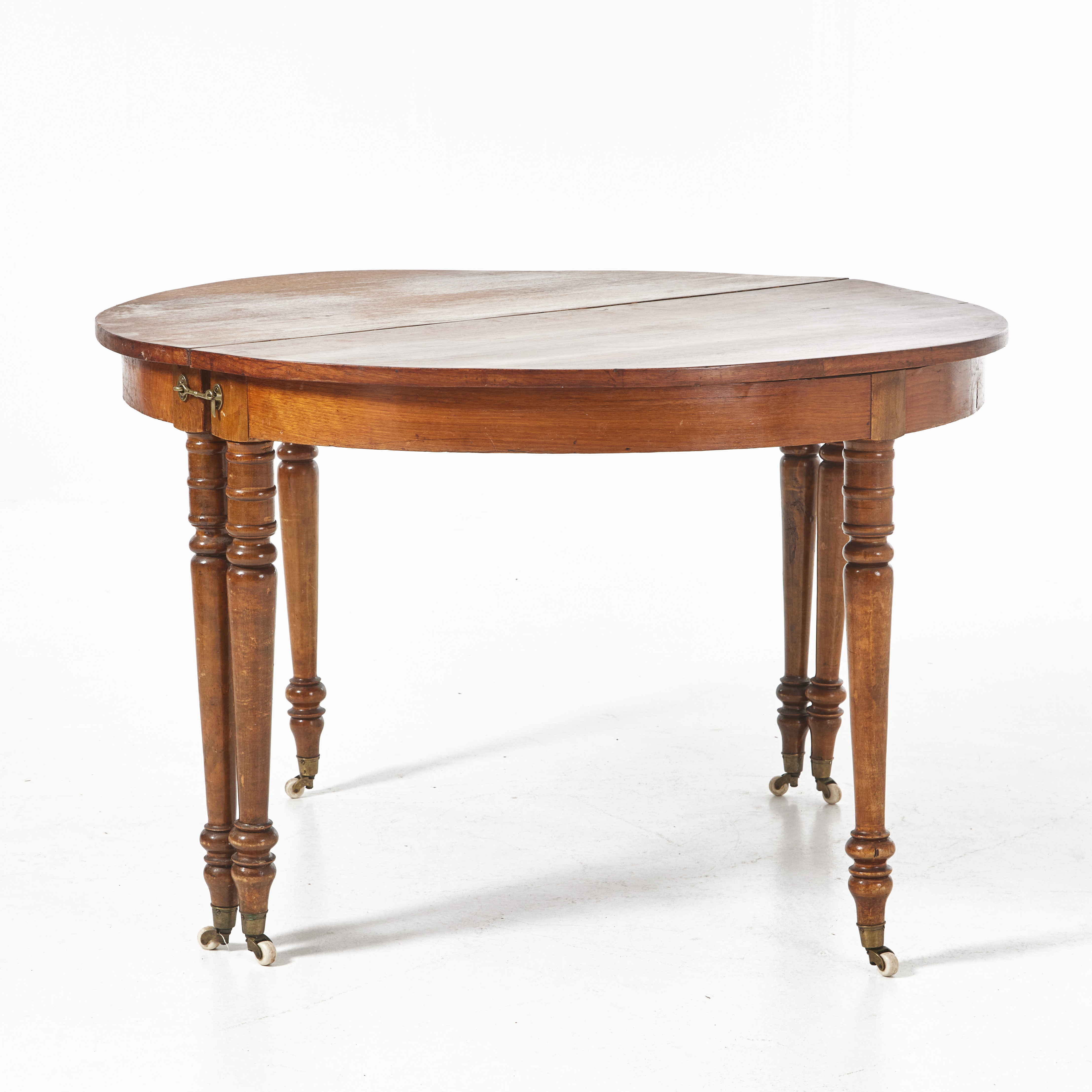 MÅNBORD, 1 par, omkring 1900, svarvade ben, fothyllsor med porslintrissor, ben i björk, skiva i mahogny faner.