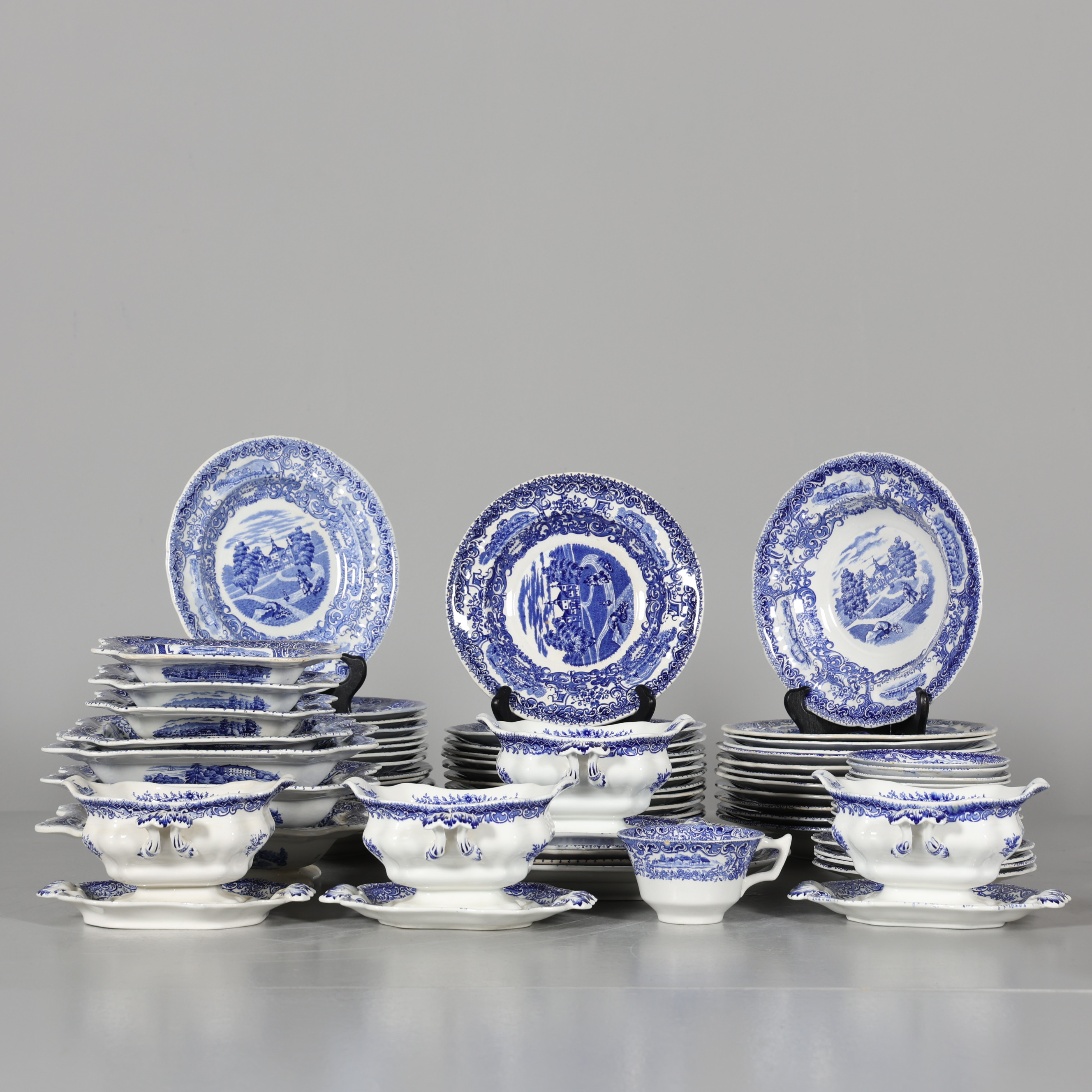 SERVISDELAR, 69 stycken, "Svenska slott", flintgods, Rörstrand.