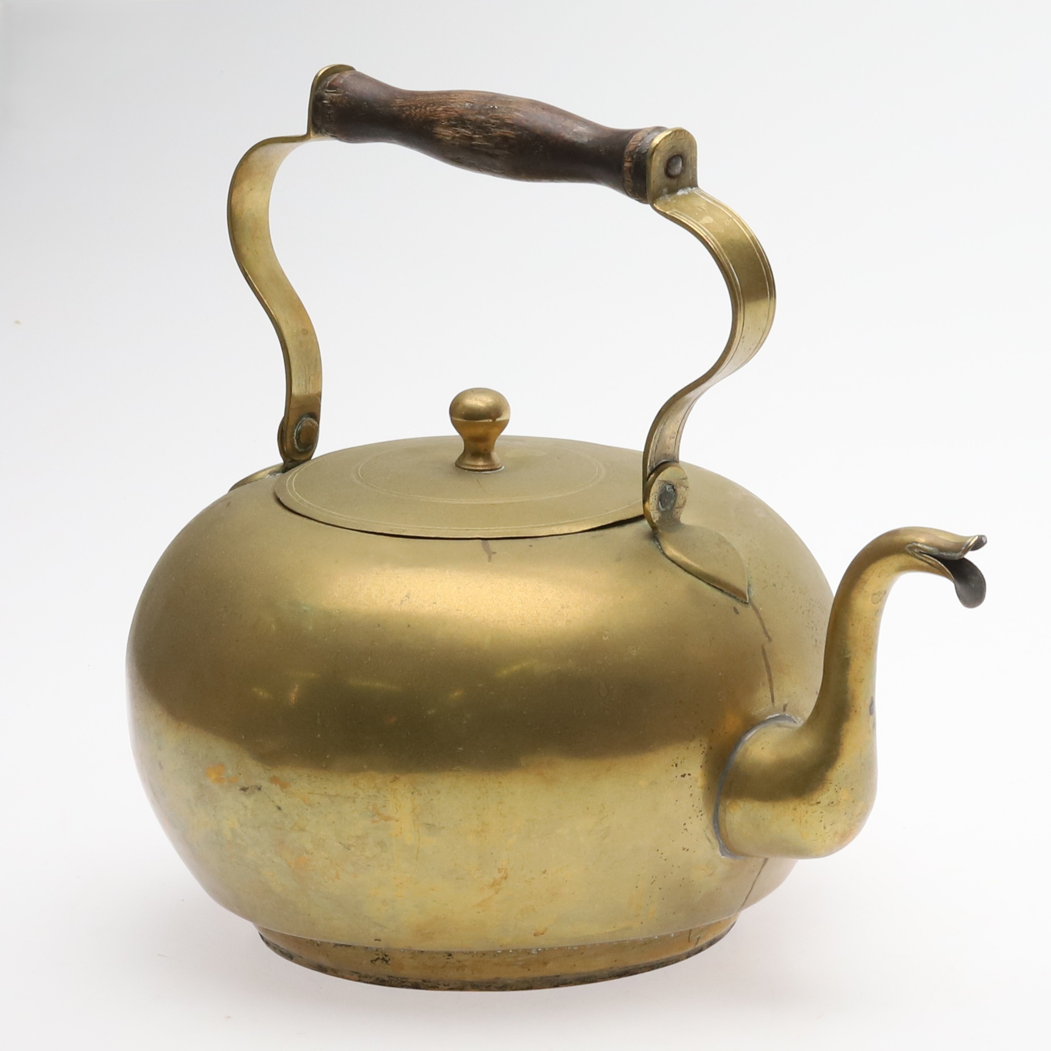 TEKANNA. Mässing och trä, 1800-tal.