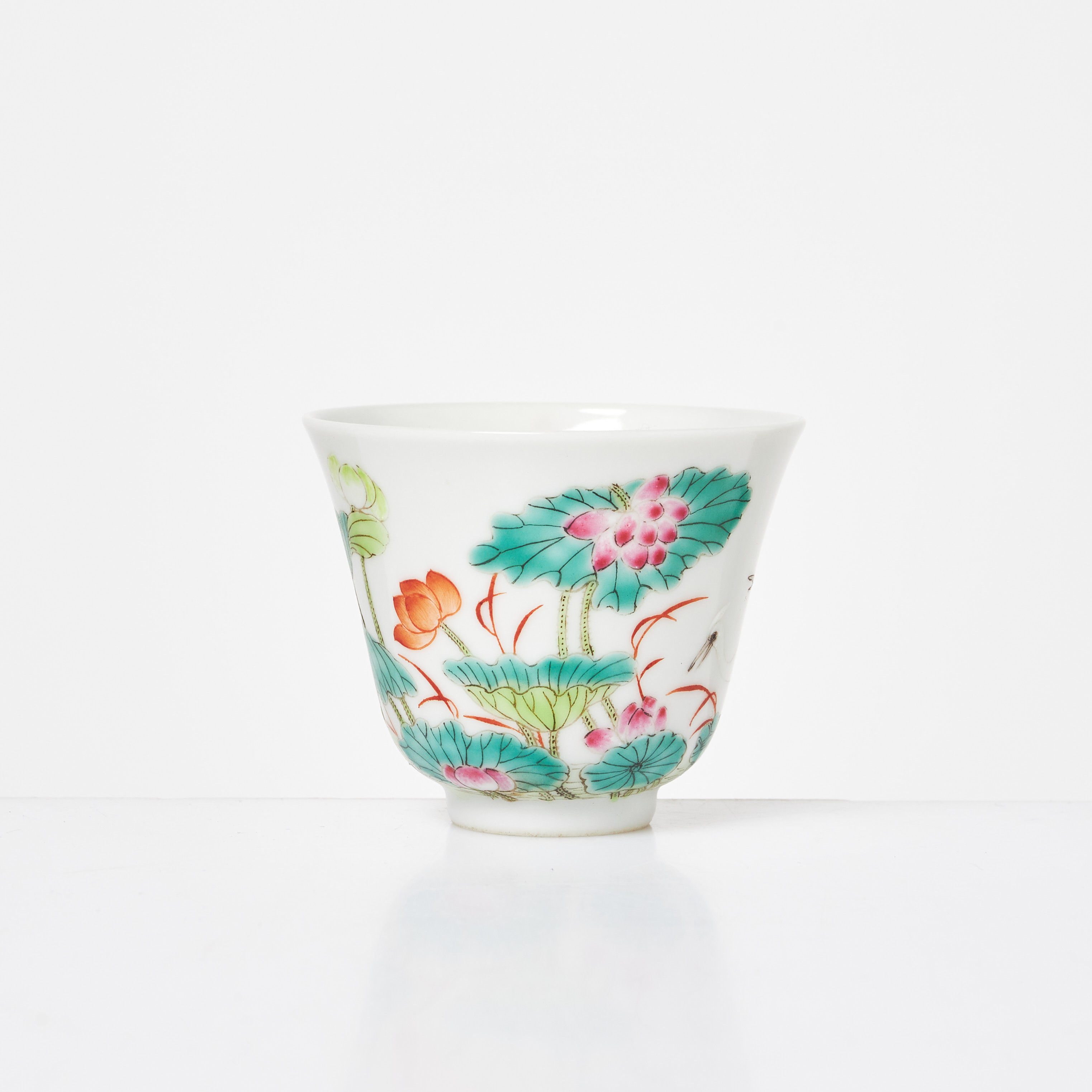 KOPP. Floral dekor med tranor, emaljfärger, med Xuantongs sexkaraktärsmärken.