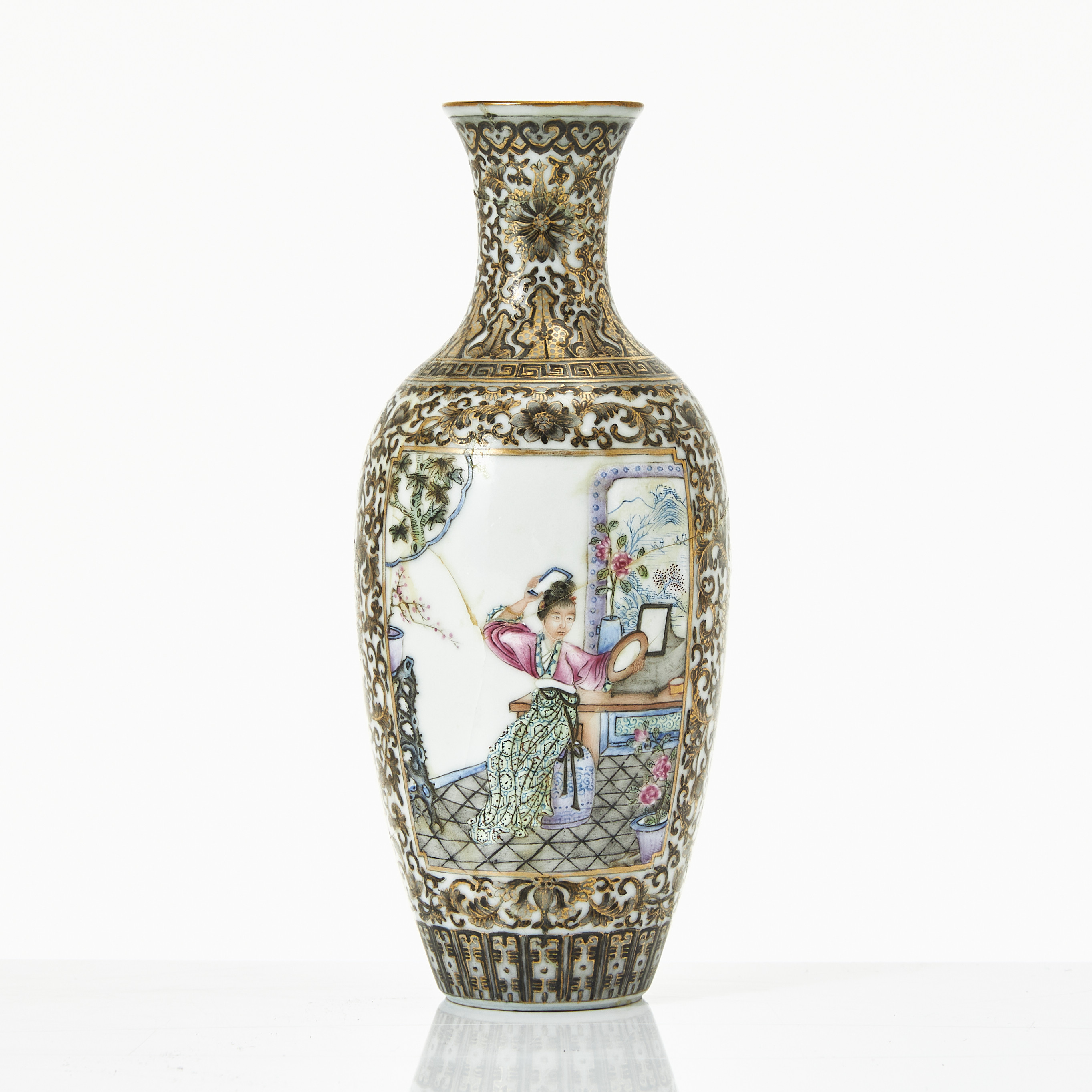 VAS, porslin, Kina, 1900-talets mitt, amforaformad, dekor av reserver med figur i interiör, lotusmönster i svart och guld, märke.