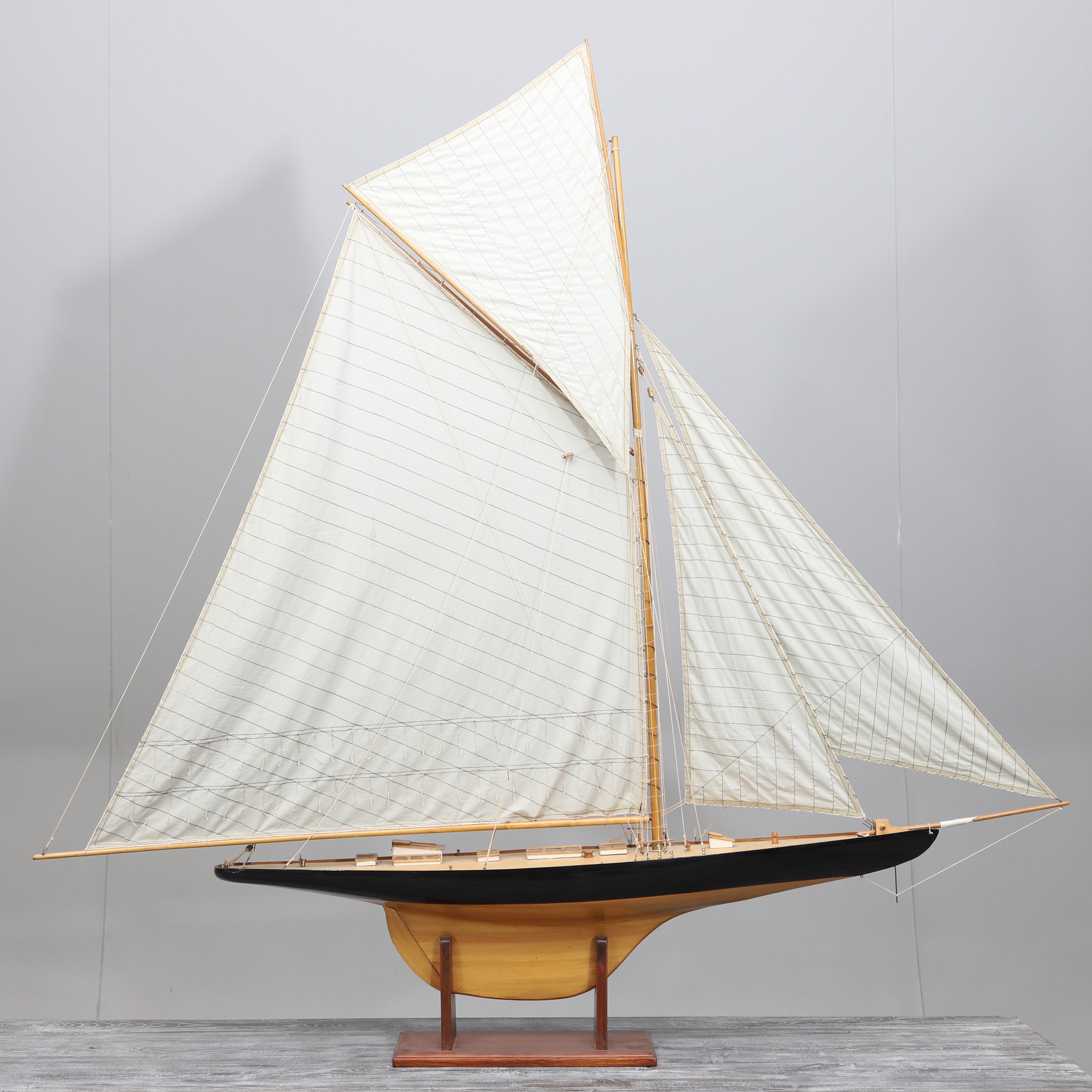 MODELLSKEPP, troligen Columbia J-båt, stor, 1900-talets andra hälft.