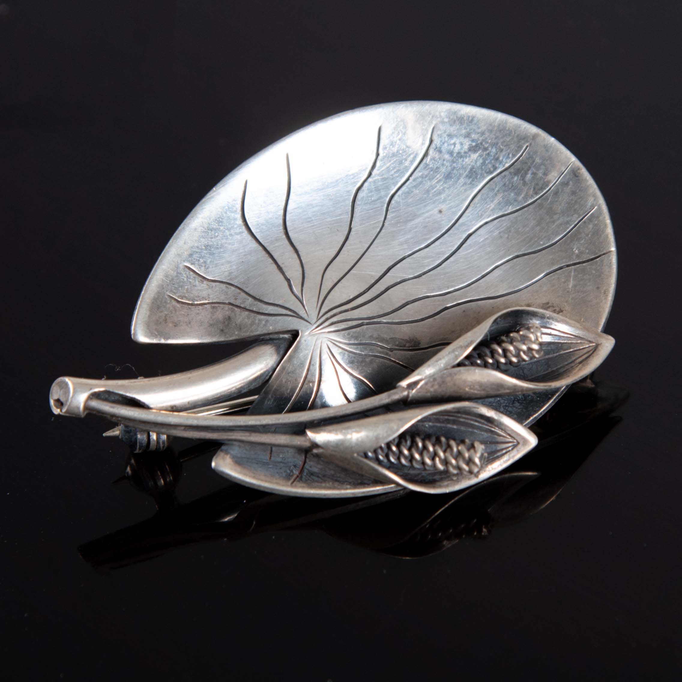 ARVO SAARELA. Brosch, silver, bladmotiv, Enköping, 1957.