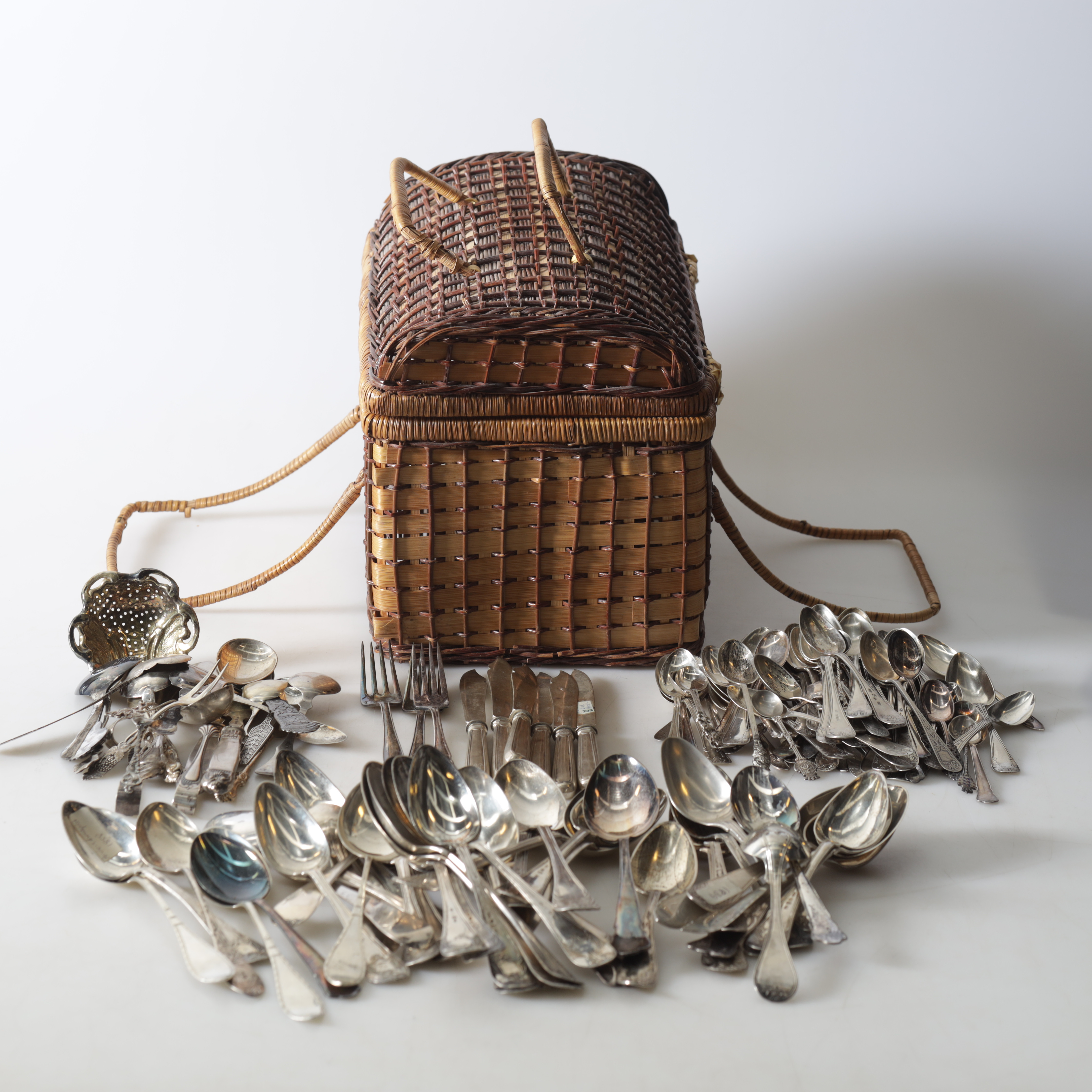 BESTICK, ca 150 delar, silver, olika åldrar & länder, 1800-/1900-tal. Totalvikt ca 3527 gram.