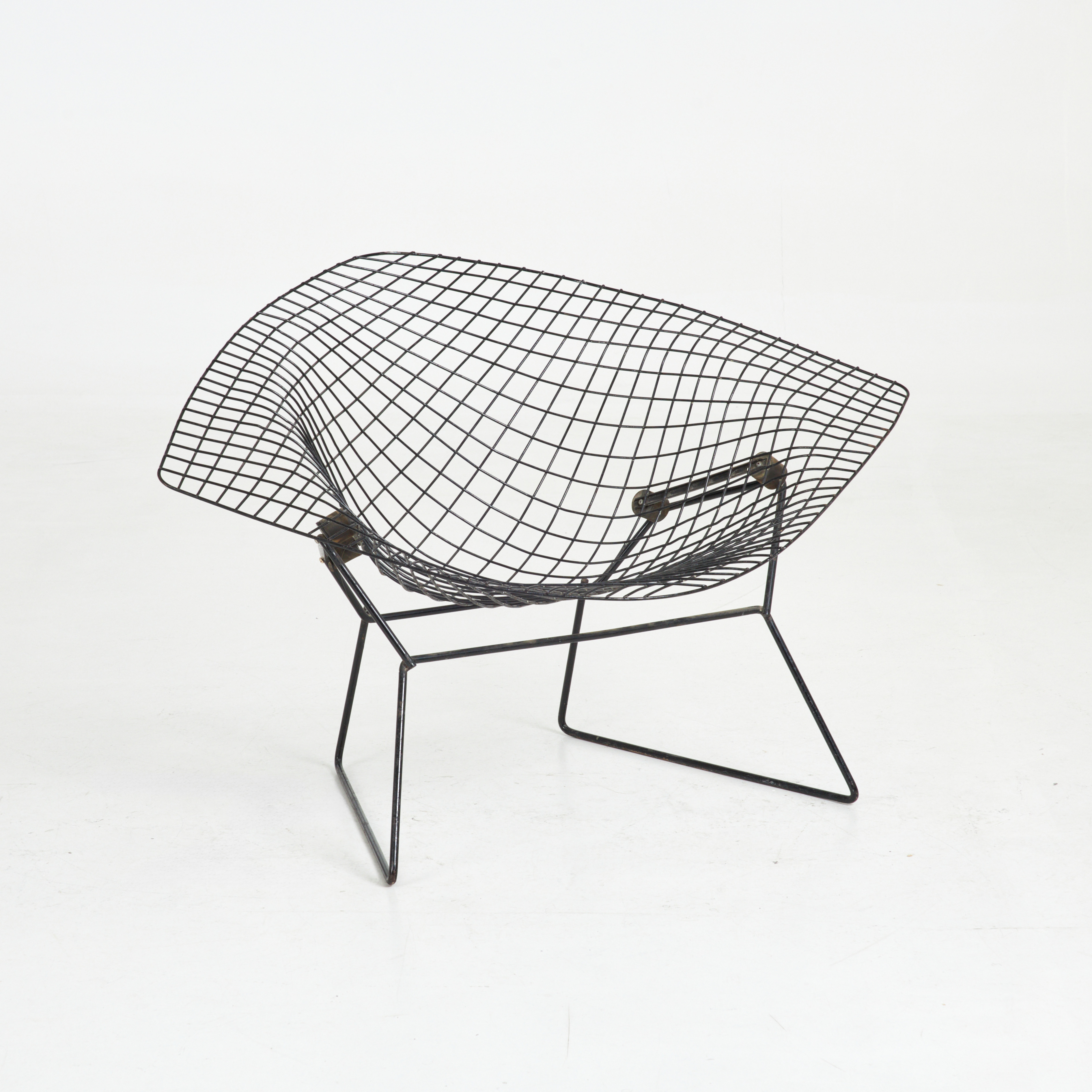 HARRY BERTOIA. Fåtölj, ”Big Diamond Chair”, sittskal och stomme i svartlackerad metall, undertill med gummibussningar, formgiven 1952, för Knoll.