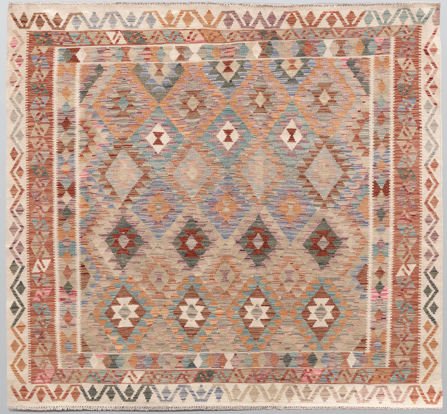 ORIENTMATTA. Kelim klassisk design, 208 x 192 cm.