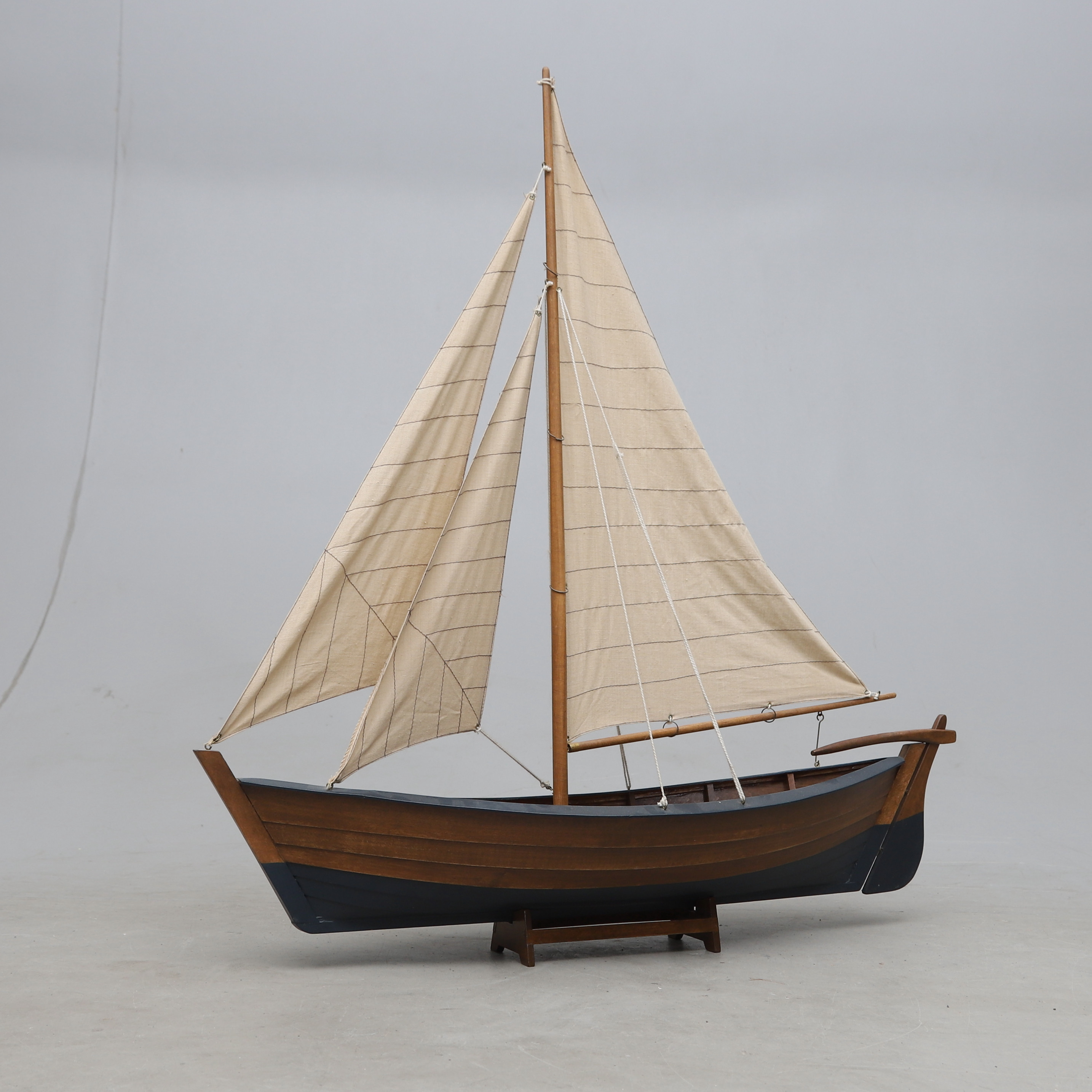 SKEPPSMODELL, segelbåt, trä, 1900-tal.