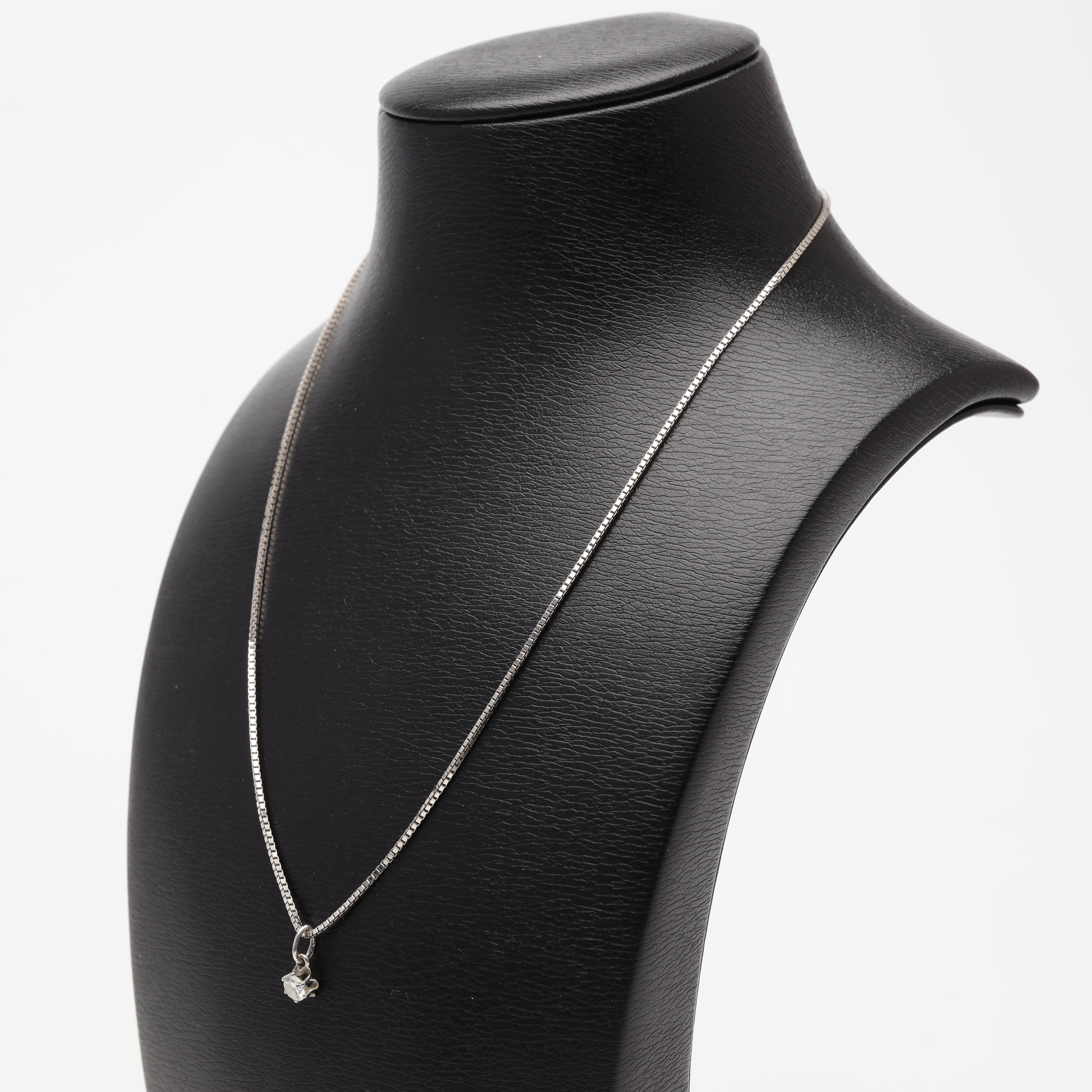 KEDJA samt HÄNGE med diamant 18K, vitguld, bruttovikt ca 4 gram.