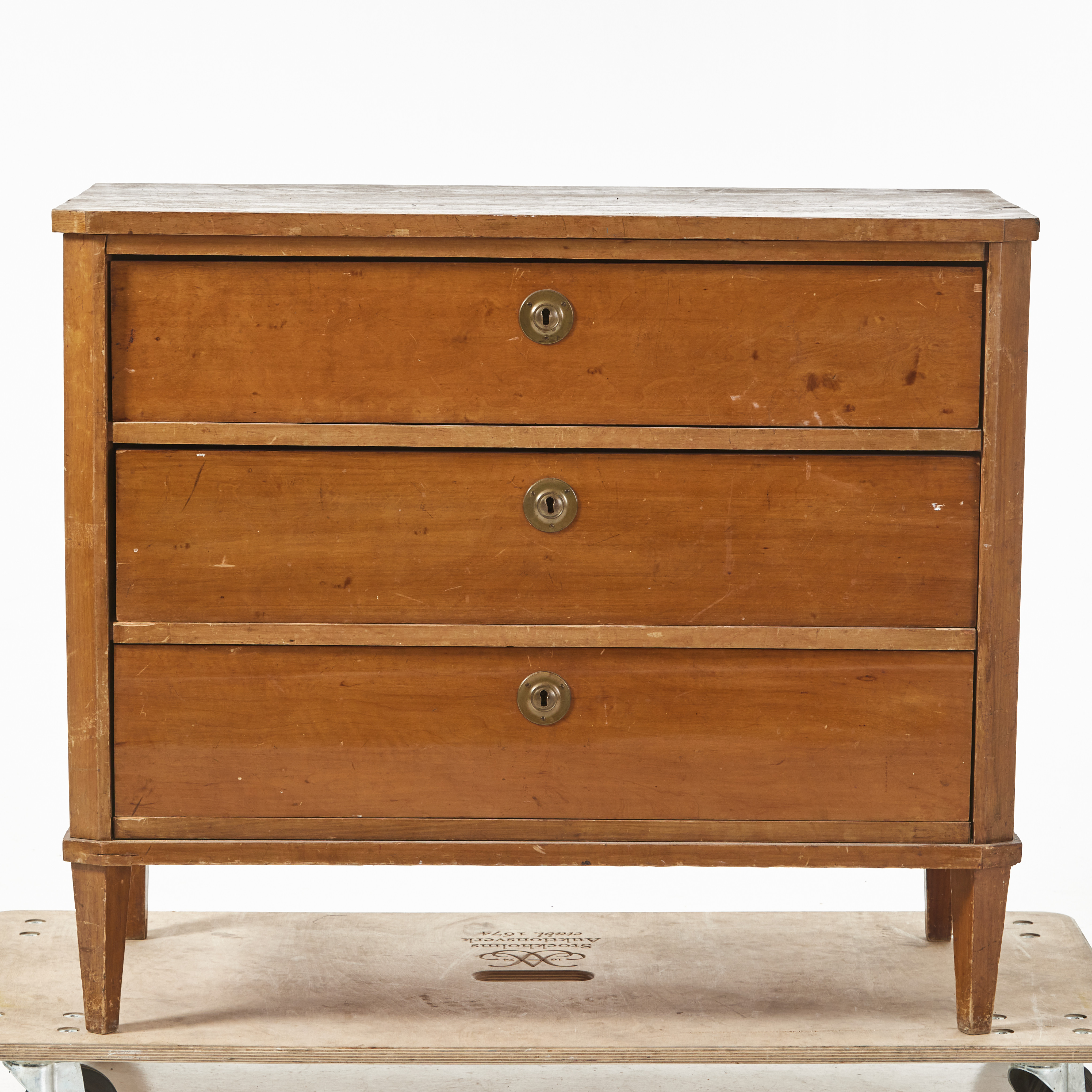 BYRÅ, 1900-talets första hälft, gustaviansk stil, 3 lådor, fanerad i björk, beslag i mässing.