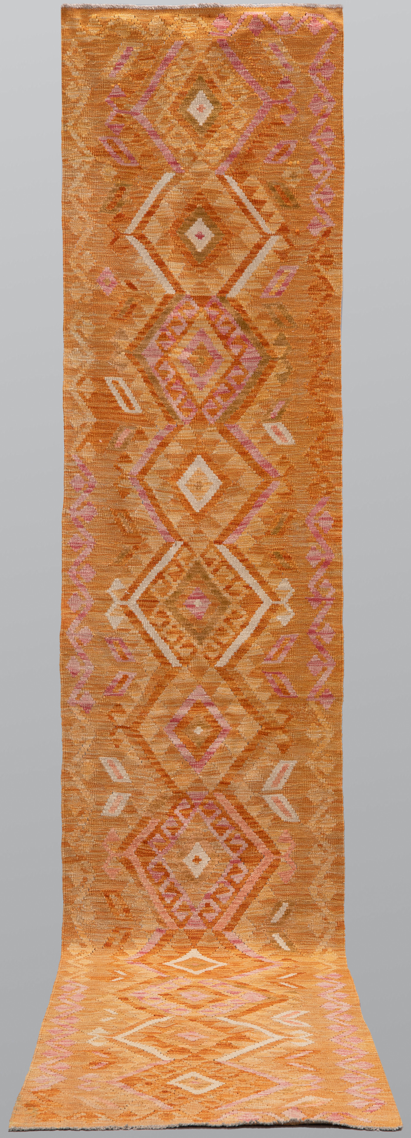 ORIENTMATTA. Kelim klassisk design, gallerimodell, 387 x 70 cm.