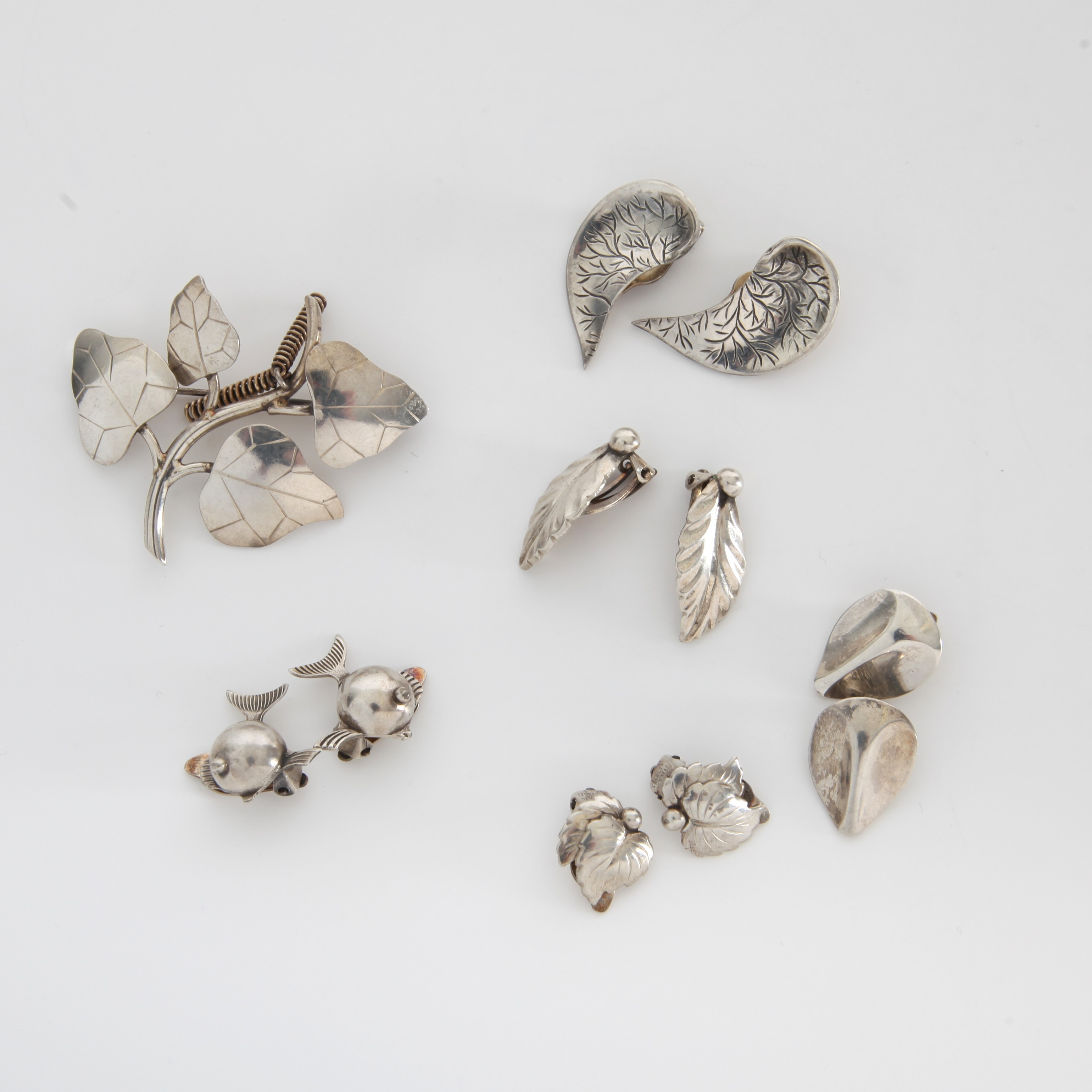 ÖRHÄNGEN SAMT BROSCH, 11 delar, Sterlingsilver, Danmark och Sverige, 1950/60-tal.