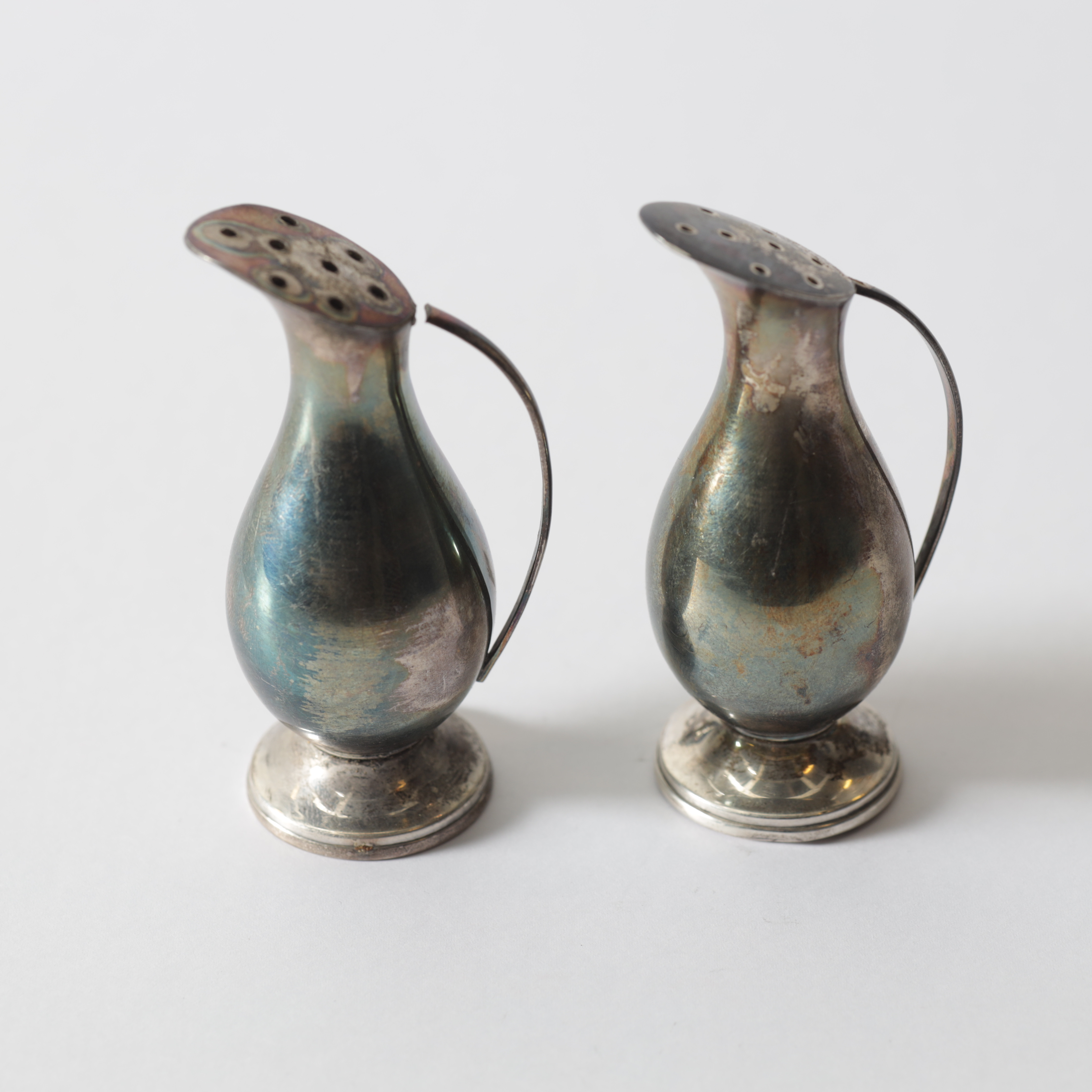 SALT- & PEPPARSTRÖARE, 1 par, silver. Totalvikt ca 91,8 gram.