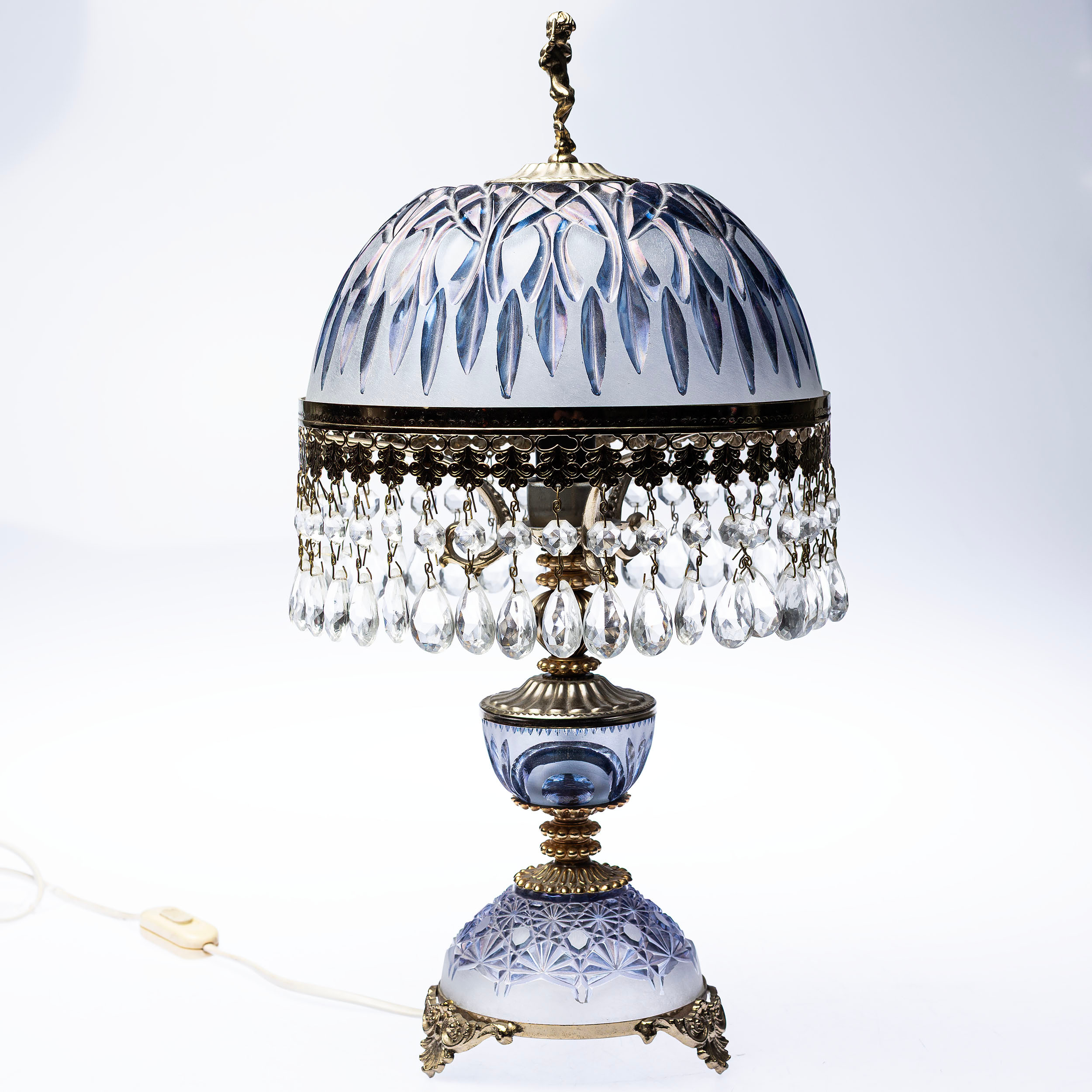 BORDSLAMPA, mässing, glas och prismor, 1900 - talets senare del.