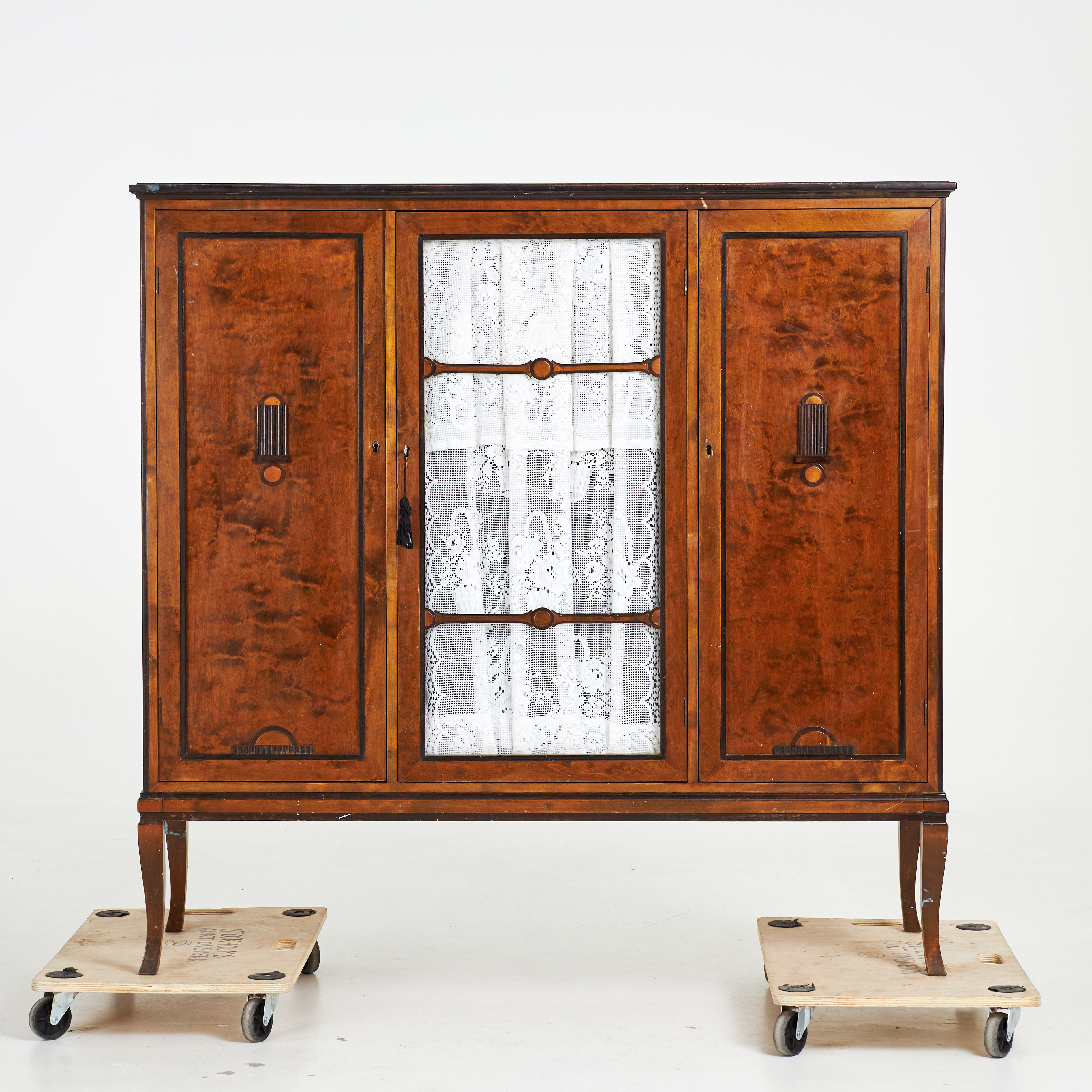 SERVERINGSSKÅP, 1920-tal, med vitrindel i mitten, utdragbara lådor, betsad björk.