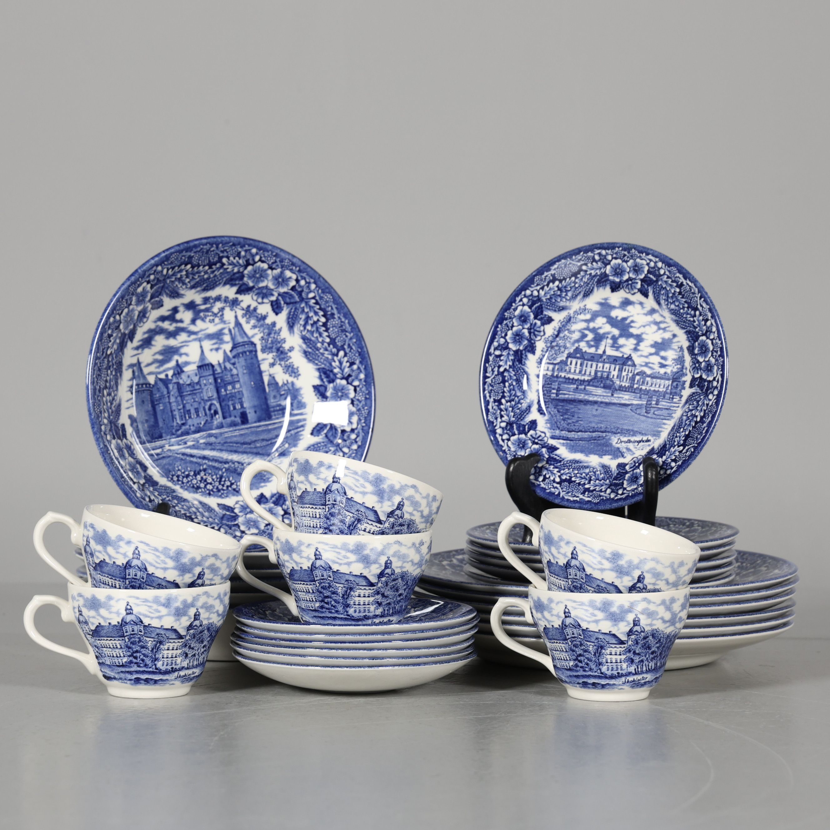 MAT samt KAFFESERVIS, 30 delar, porslin, "Castle", Churchill, England.