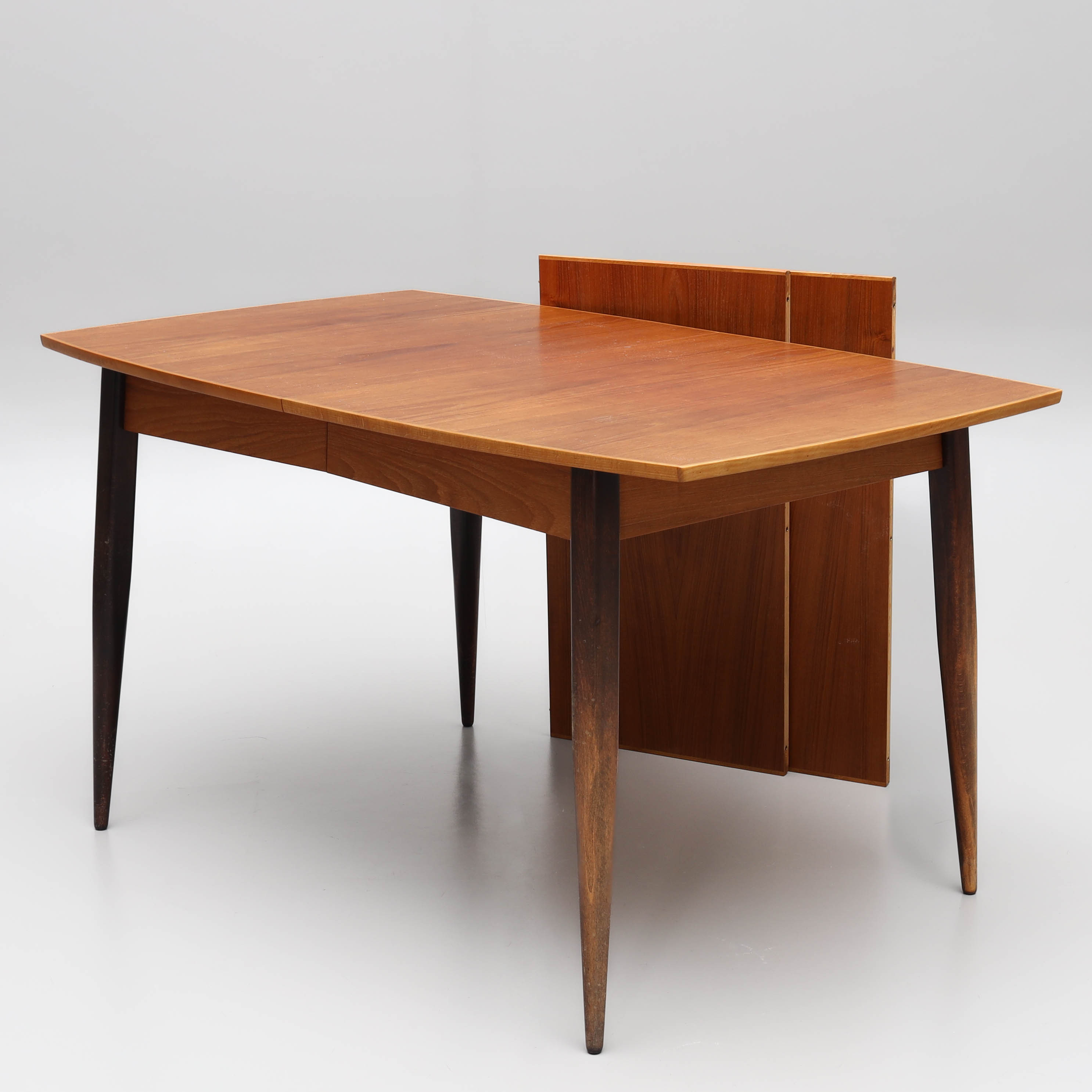 MATBORD, 3 delar, fanérat i teak, betsade ben, 1950/60-tal.