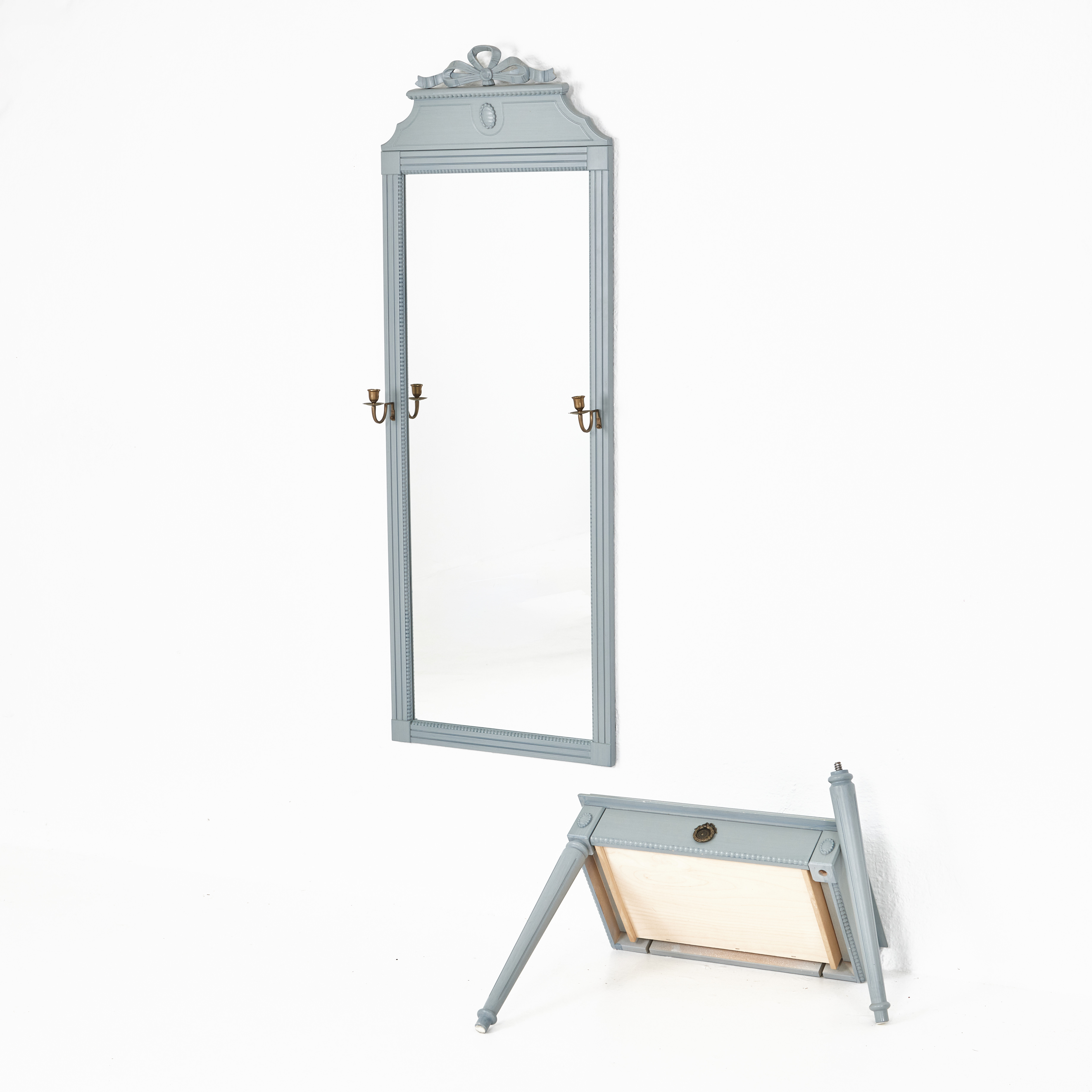 HALLMÖBEL, 2 dlr., gustaviansk stil, 1900/2000-tal, spegel samt bord med bakre benpar, spegel med två ljusarmar i mässing, bordet med dekorativt bronsbeslag, bemålade i blågrå laserande ton.