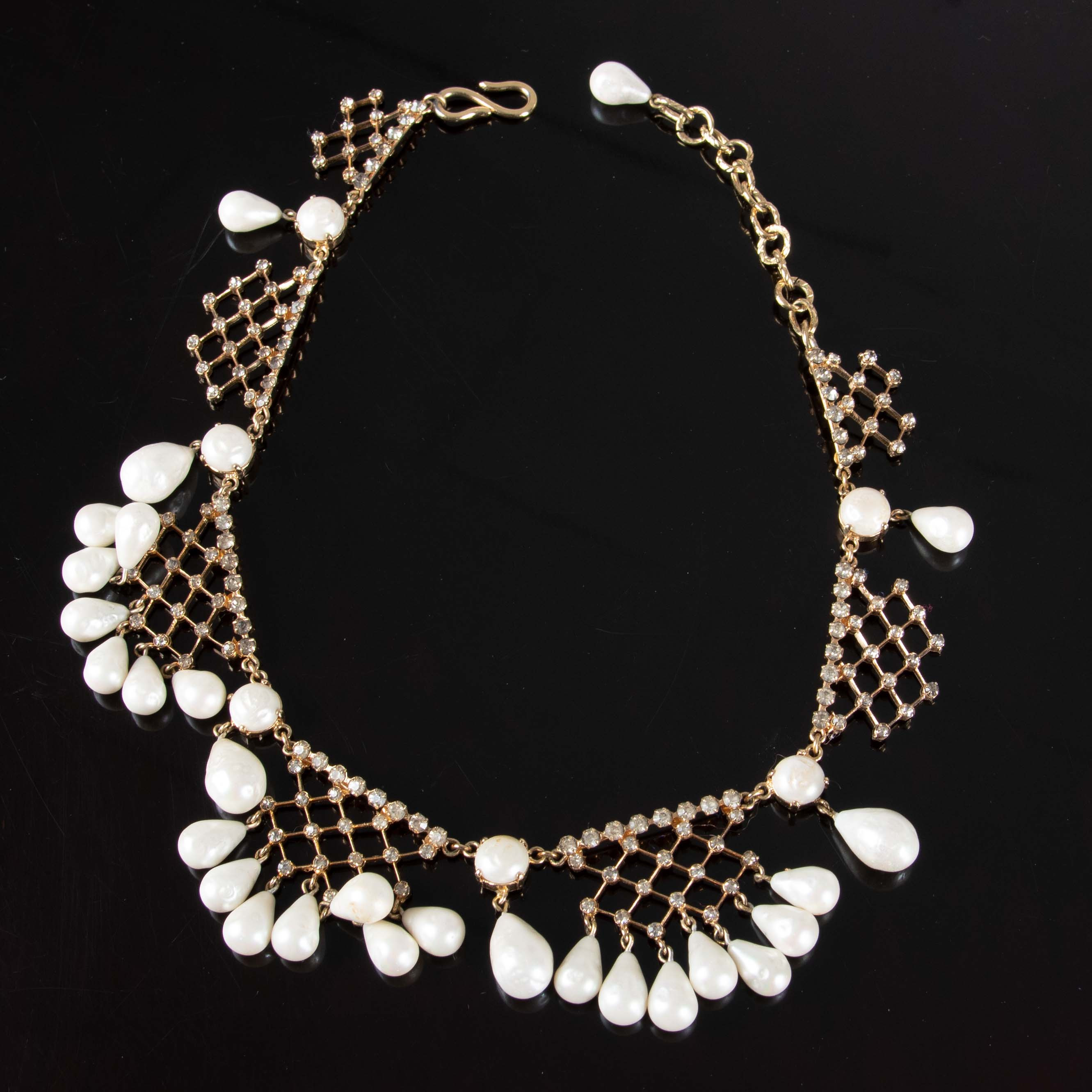 CHRISTIAN DIOR. Collier, vintage, s.k Bib-modell, 1950-tal, gulmetall, pärlor och kristaller.