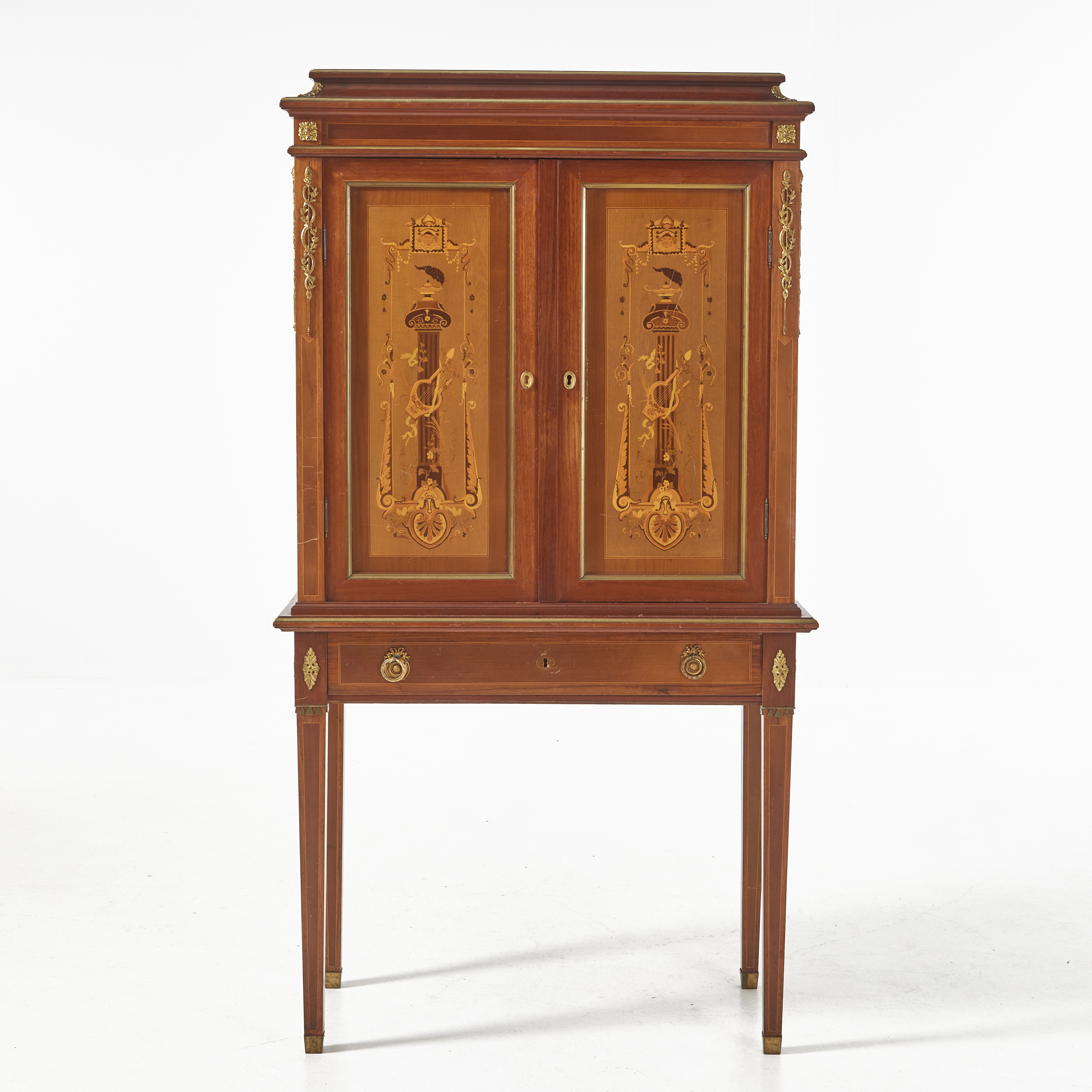BARSKÅP, 1900-talets första hälft, gustaviansk stil, fanerat i mahogny, intarsia dekor, beslag i förgylld mässing.