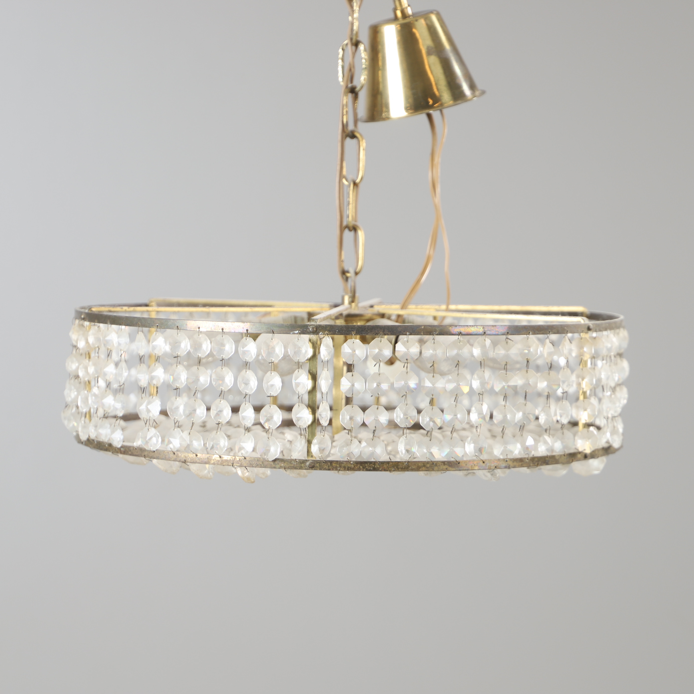 TAKLAMPA, mässing med prismor, 1900-talets andra hälft.