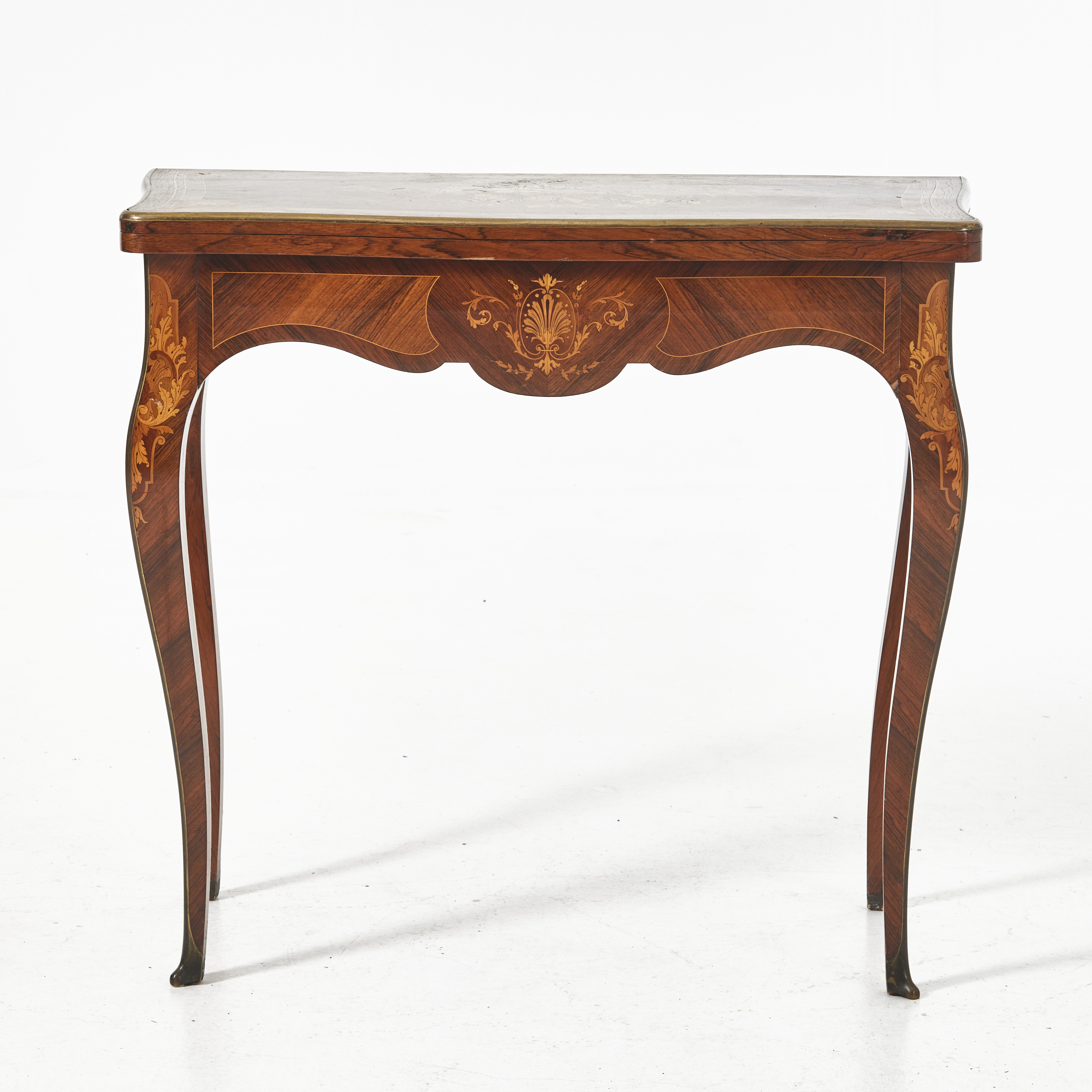 SPELBORD, 1800-talets andra hälft, Louis XV stil, fanerad i jakaranda, intarsia dekor, delvis filtklädd skiva.