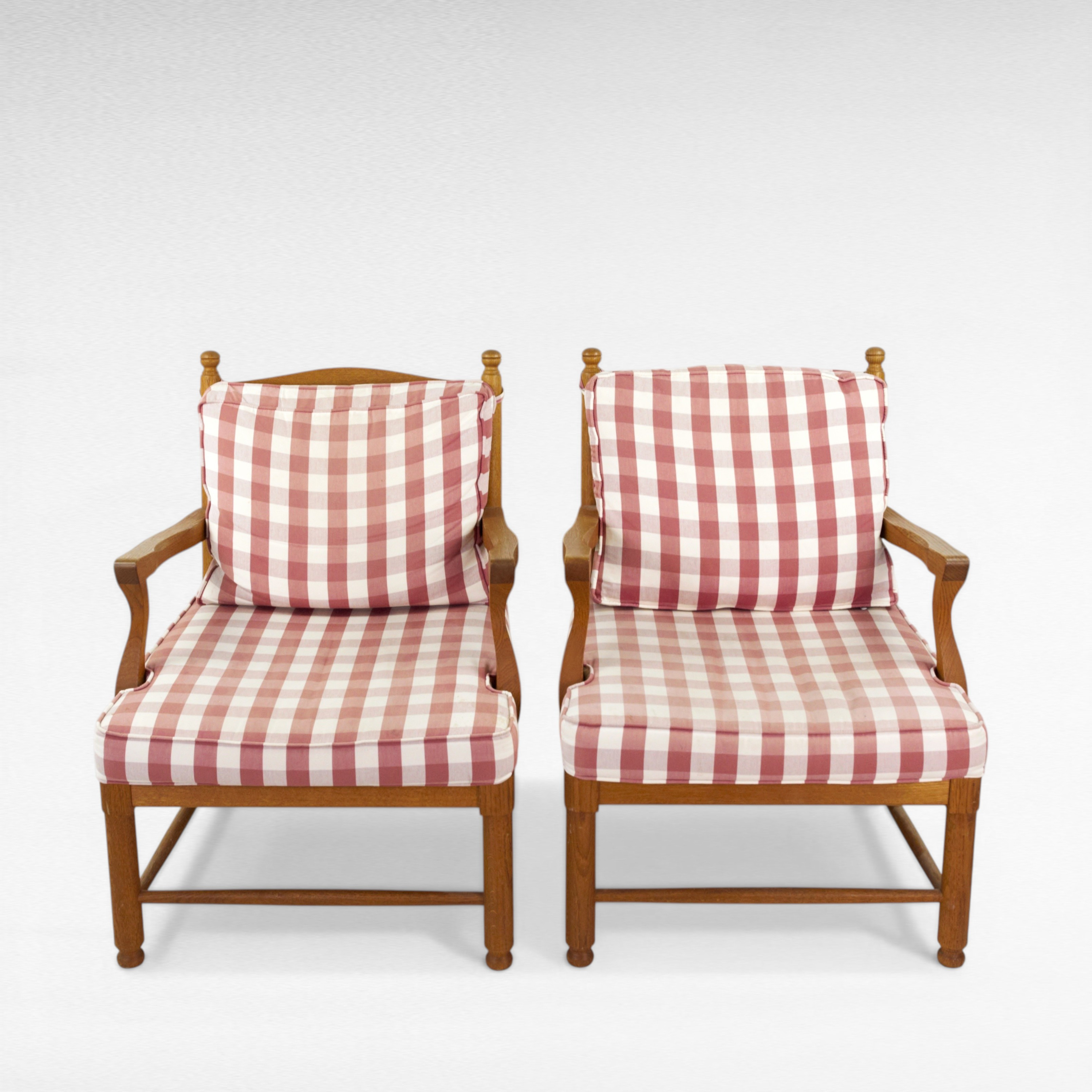 FÅTÖLJER, ett par, Gripsholmsmodell, ek, lös sitt- & ryggkudde, avtagbar rutig bomullsklädsel, nutida.