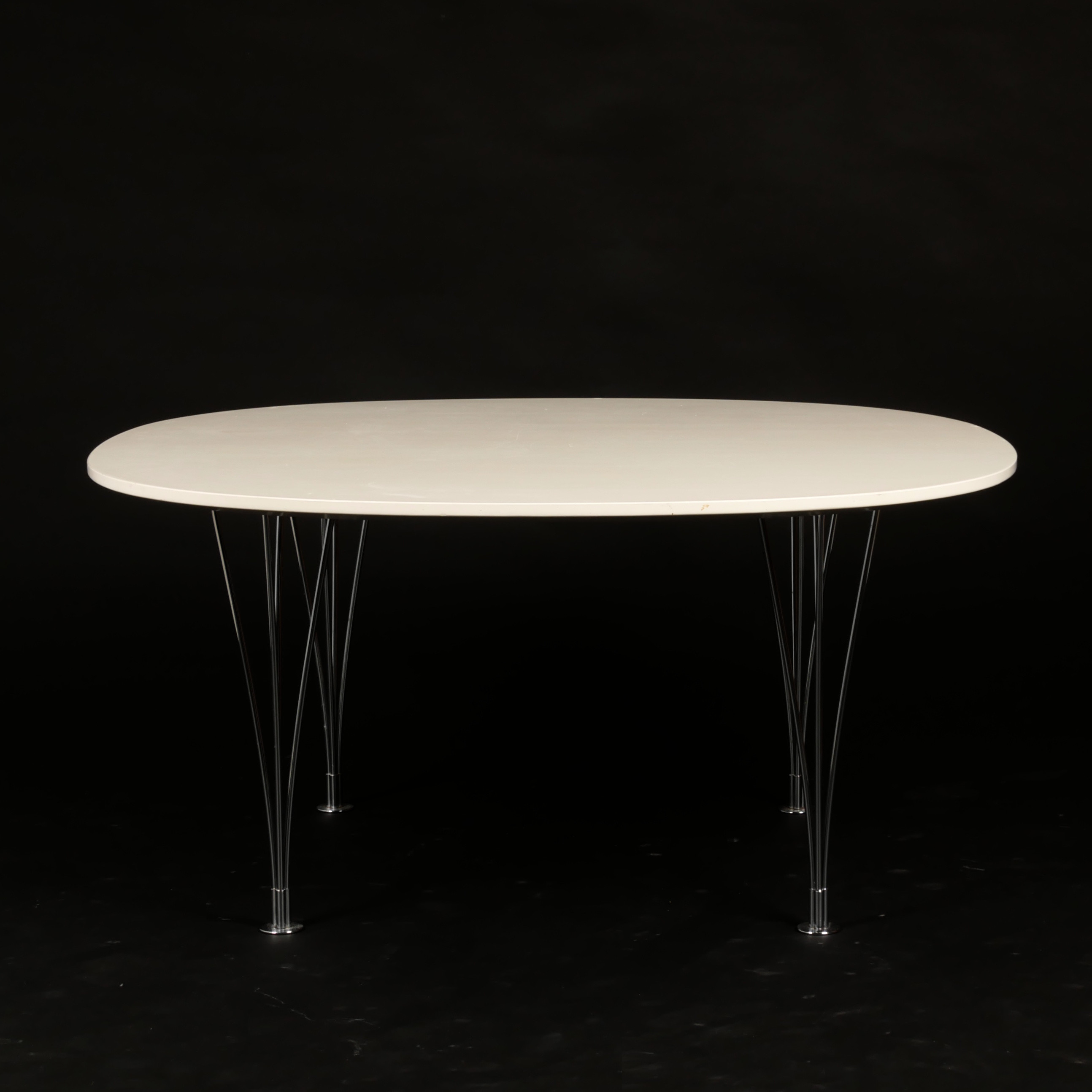 BRUNO MATHSSON & PIET HEIN. Soffbord, "Supercirkel", vit laminatskiva med kromade spännben, Fritz Hansen, Danmark.