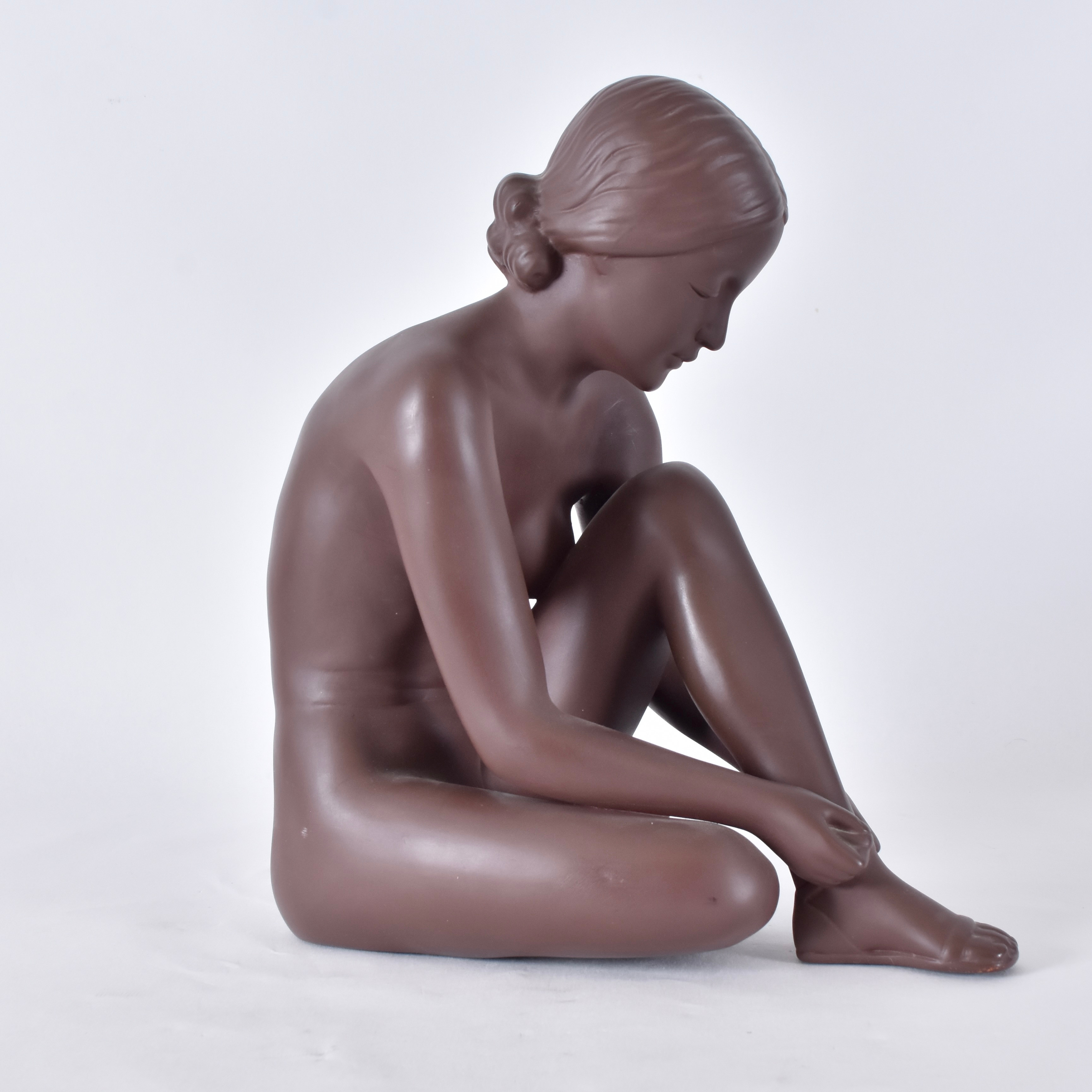 ADOLF PRISCHL. figurin, brunt lergods, "Sandalenbinderin", Goldscheider Wien.