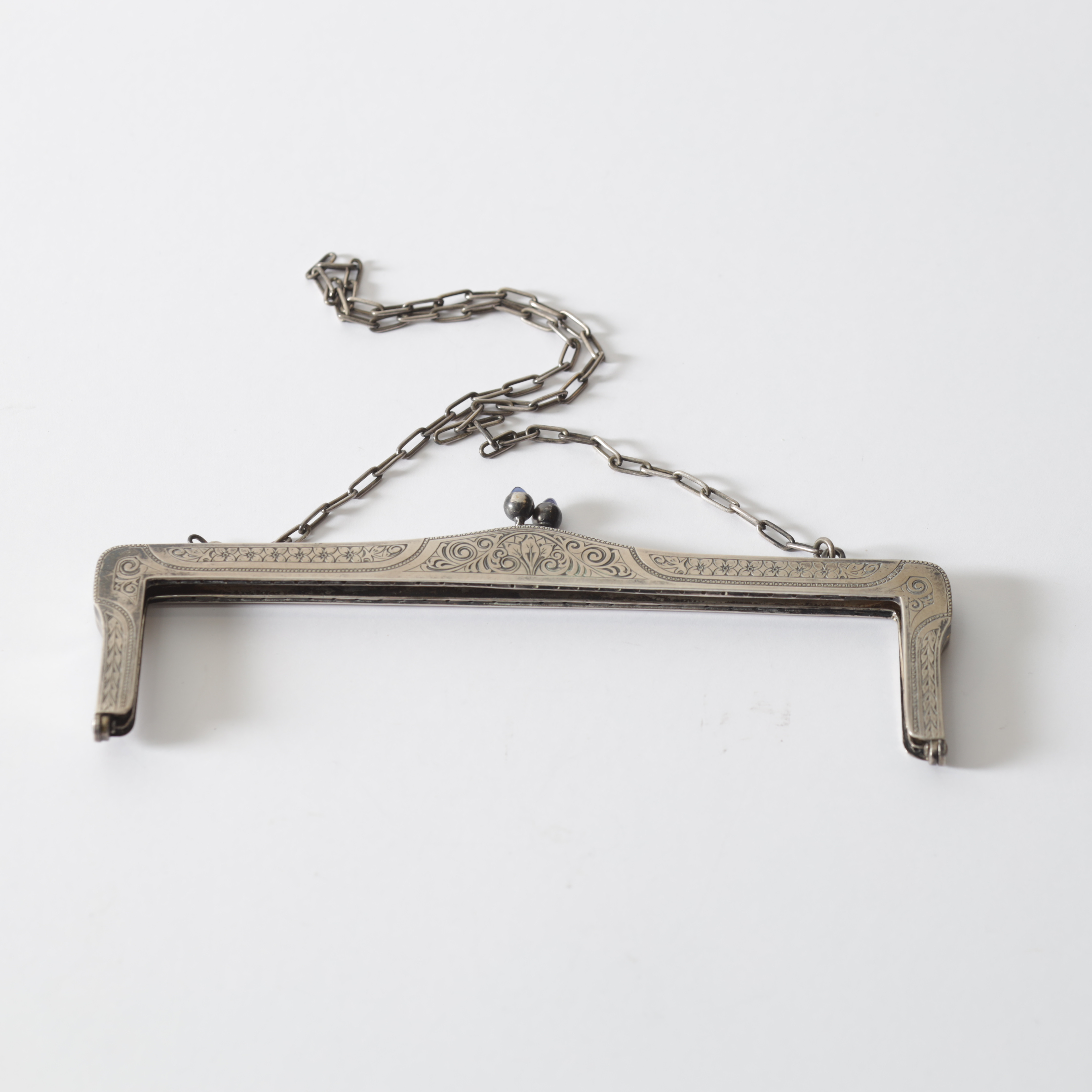 VÄSKBYGEL, silver med stenar. Totalvikt ca 91,8 gram.