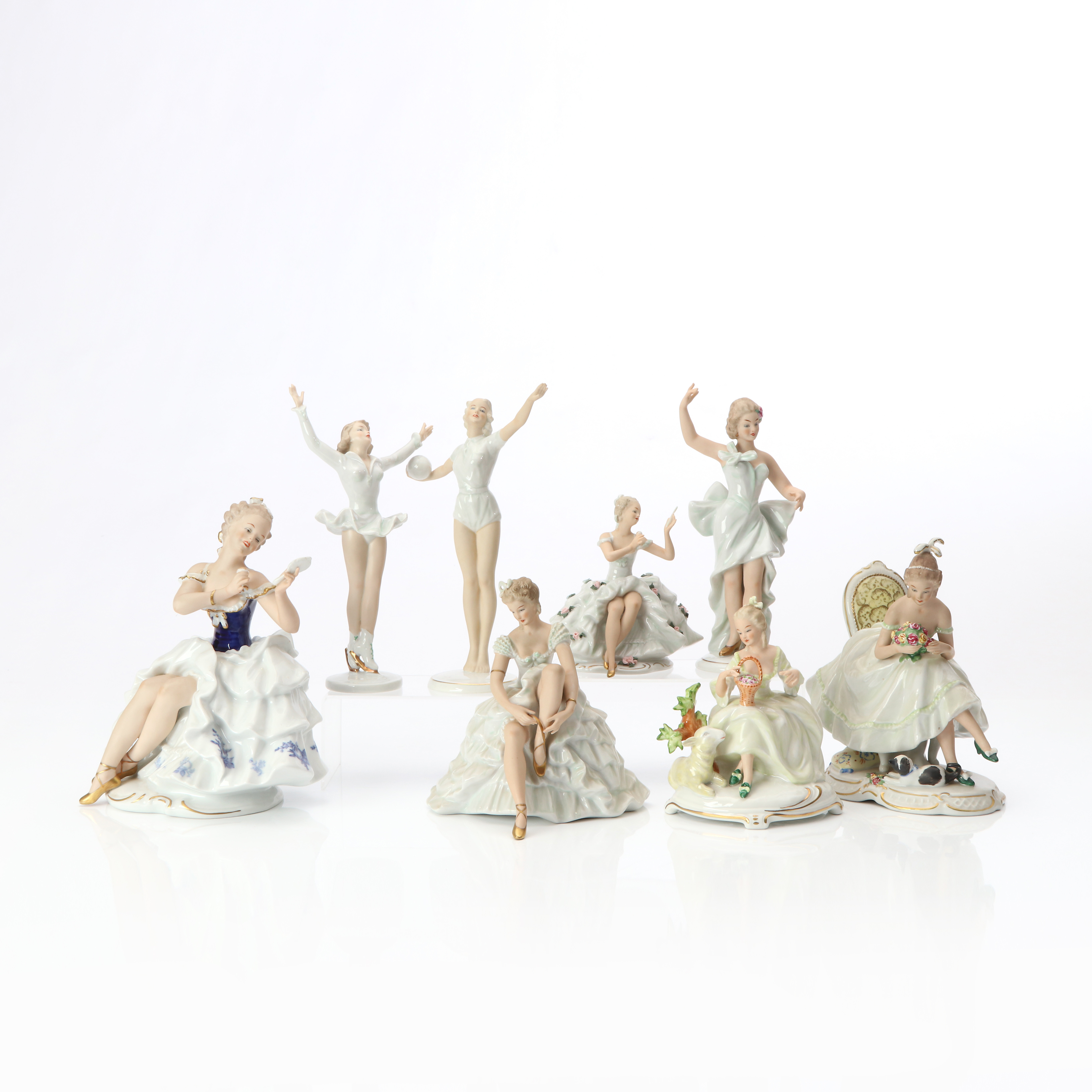 FIGURINER, ÅTTA ST. Porslin. Sju st Wallendorf och en st Schaubach.