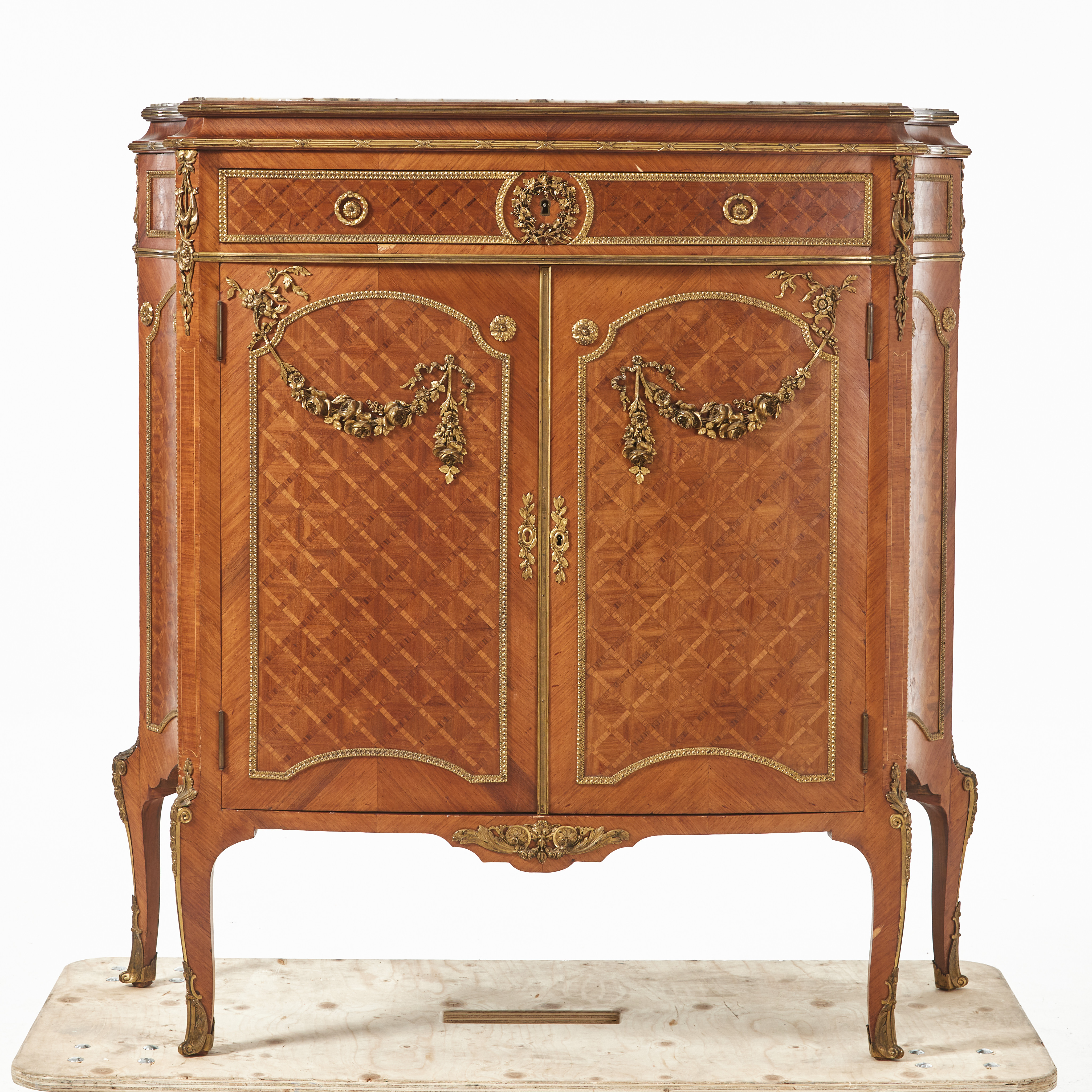 SKÅP, Louis XVI stil, omkring 1900, Frankrike, fanerad valnöt, beslag i brons, skiva i marmor.