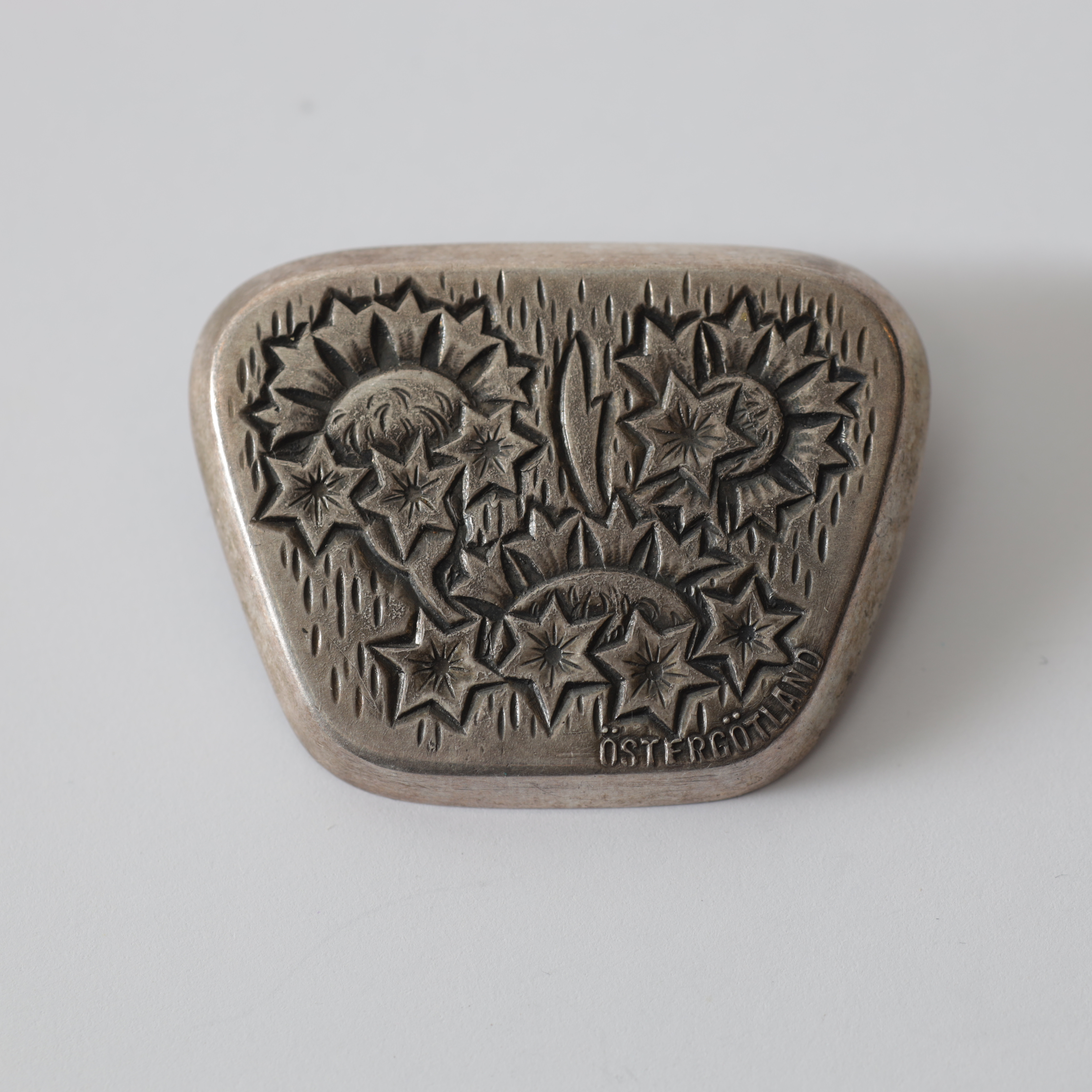 BROSCH, silver, "Östergötland", C.F. Carlman, Stockholm, 1950. Totalvikt ca 13,4 gram.
