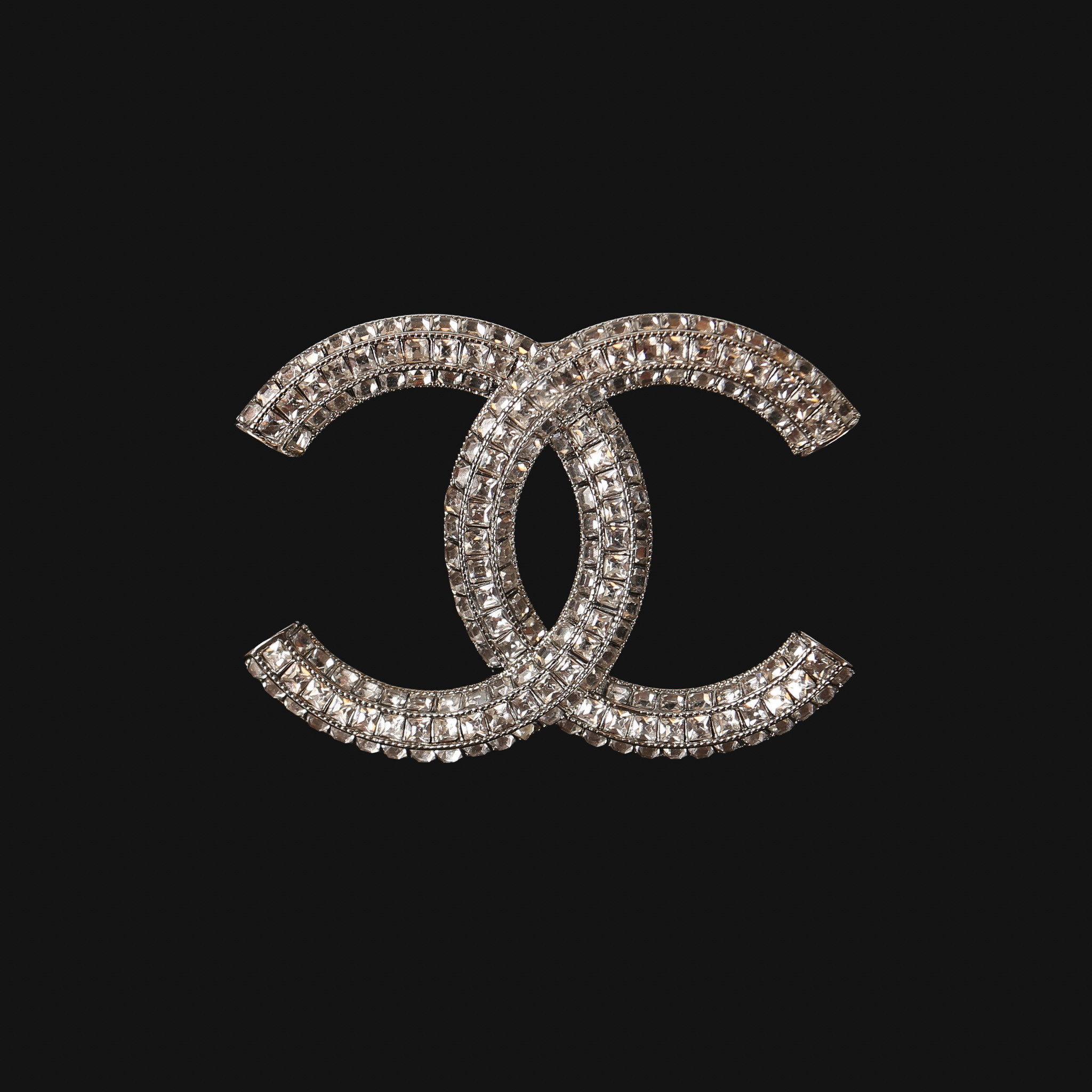 CHANEL Brosch, metall, vita stenar.