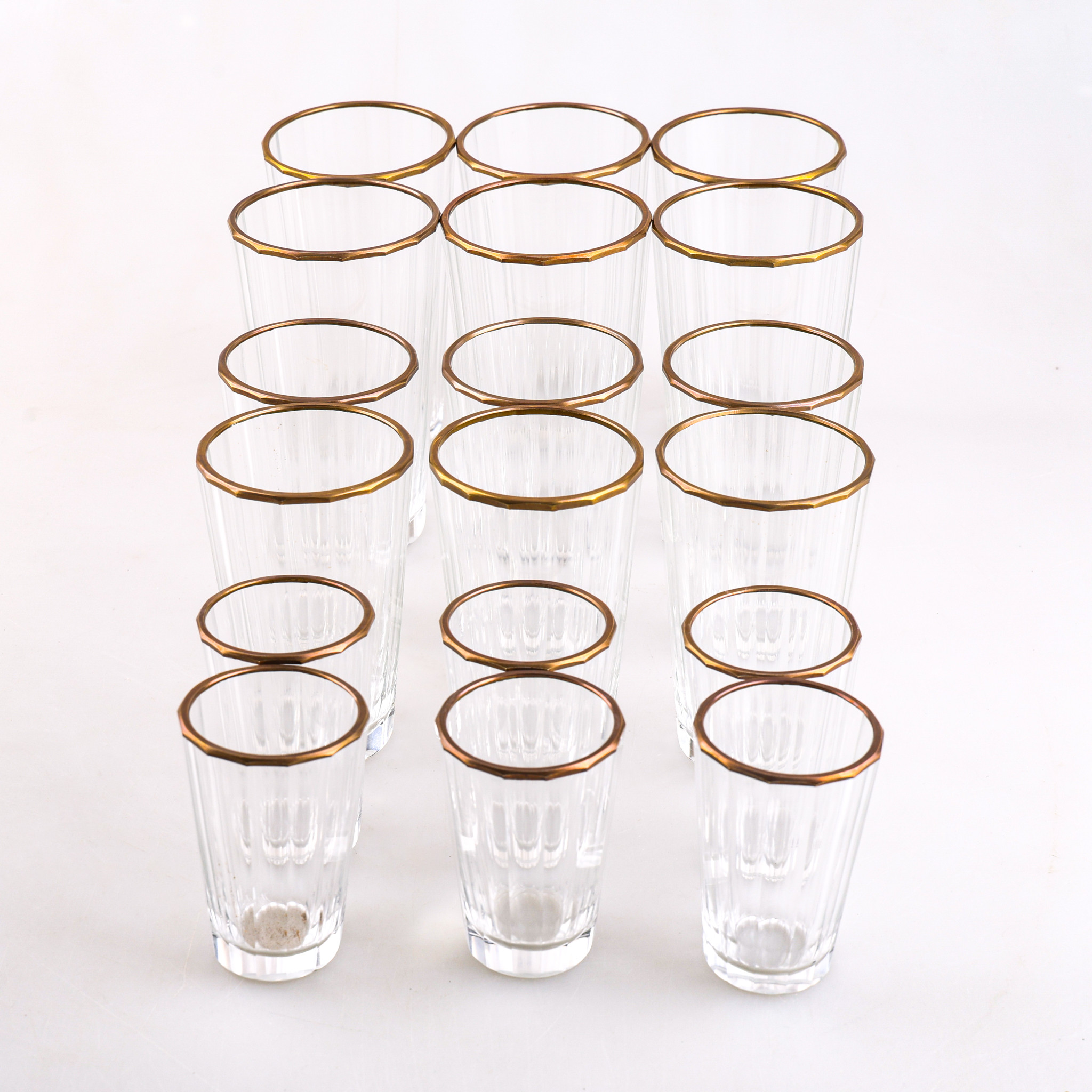GLASSERVIS, 18 delar, fasettslipade, mässingskant. 1900-tal.